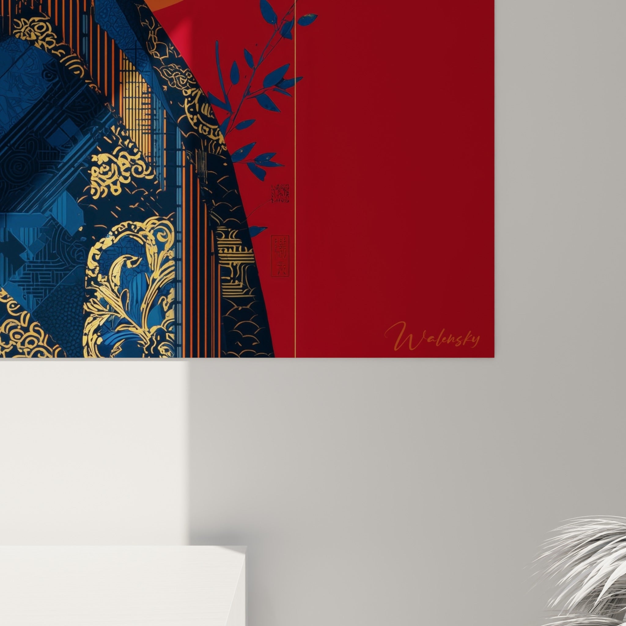 Détails dorés et motifs géométriques du kimono bleu marine se distinguent nettement sur le fond rouge écarlate texturé