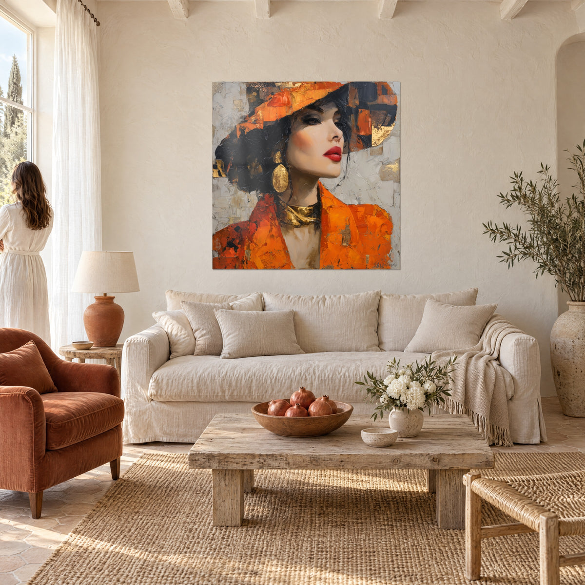 Cuadro retrato de mujer con un gran sombrero naranja y pendientes dorados, labios rojos, sobre un sofá en un salón luminoso