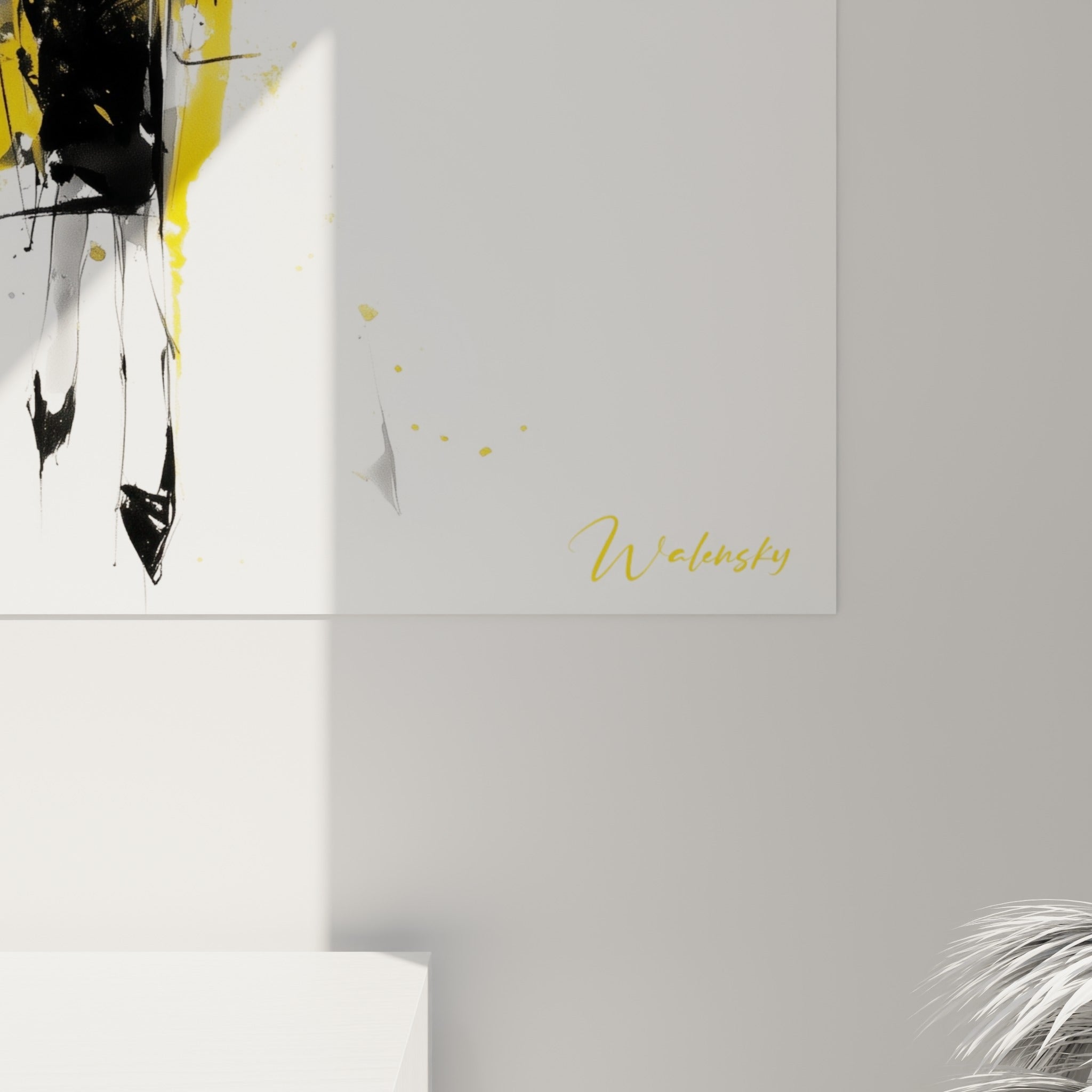 Coulures jaunes et empâtements noirs se mêlent sur la toile, révélant le grain et la matière de l'encre projetée