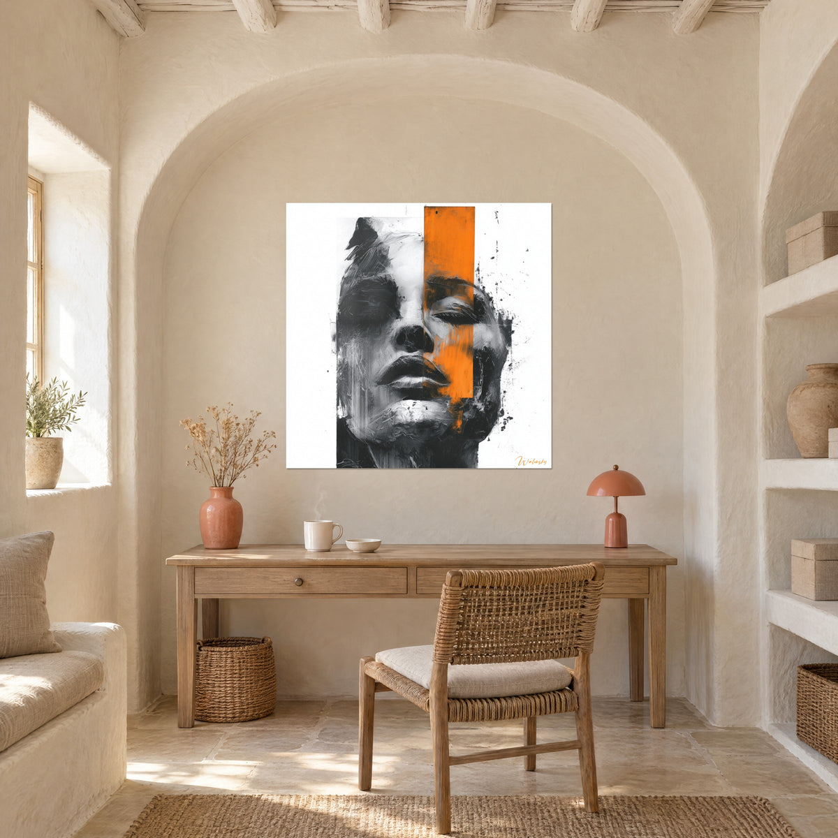 Quadro illustrazione di moda, volto dipinto a spatola, nero profondo e arancione brillante, sopra una consolle in uno studio a volta
