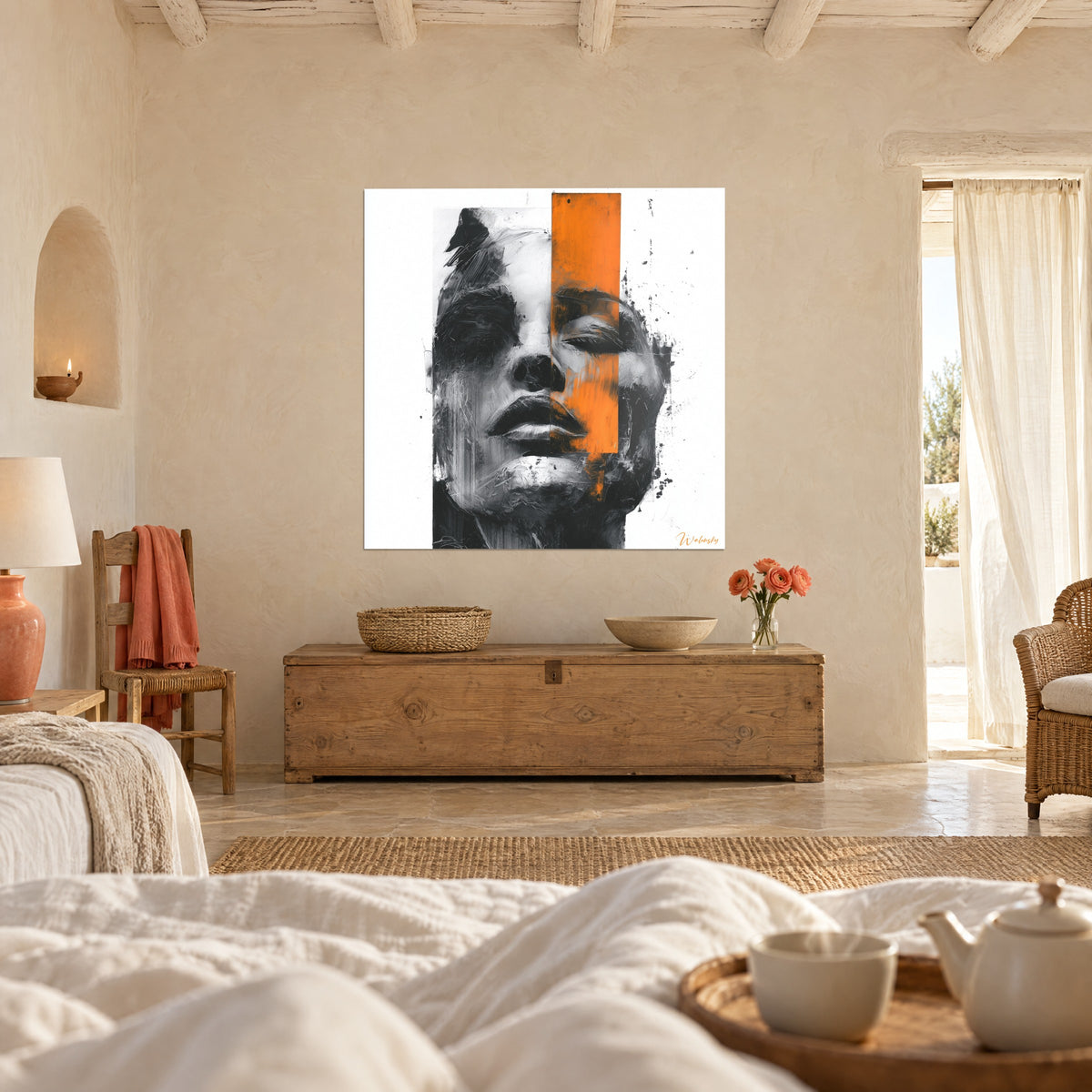 Quadro musa dalle labbra carnose, texture carboncino in bianco e nero, banda arancione, sopra un letto in una camera luminosa
