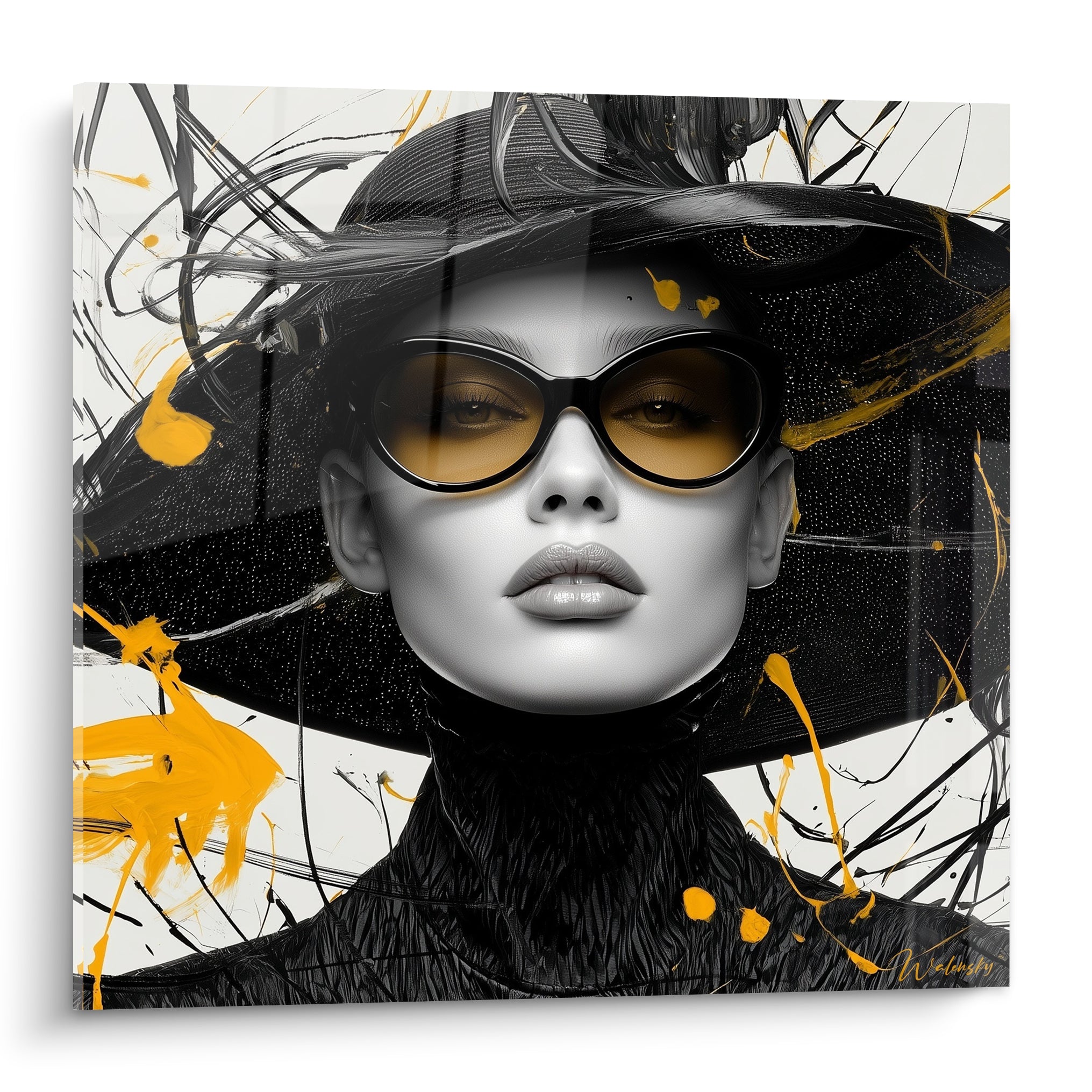 Femme au chapeau noir et lunettes ambrées, éclaboussures jaune moutarde, illustration de mode graphique