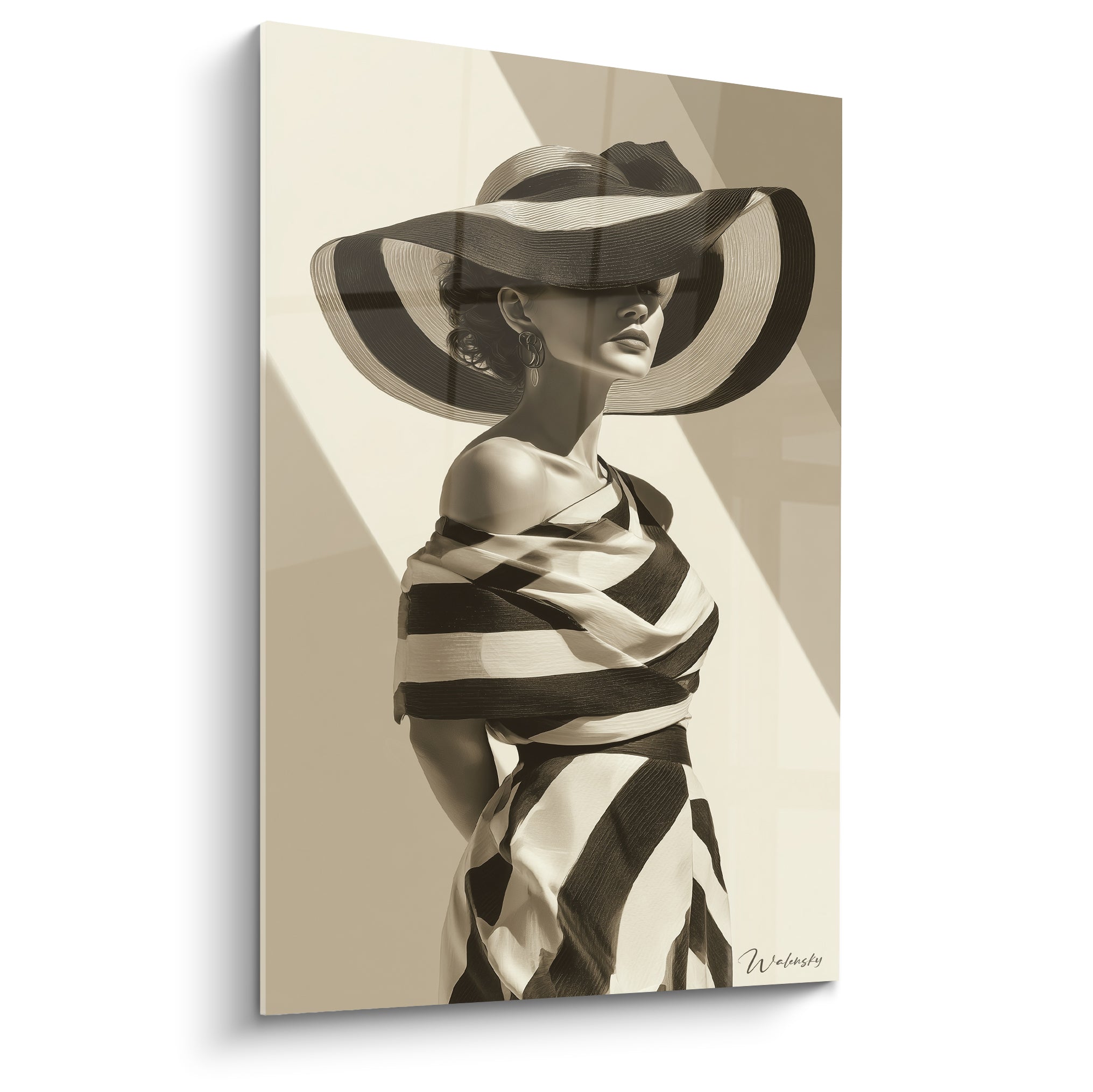 Silhouette féminine au chapeau rayé noir et beige, drapé graphique en camaïeu sépia