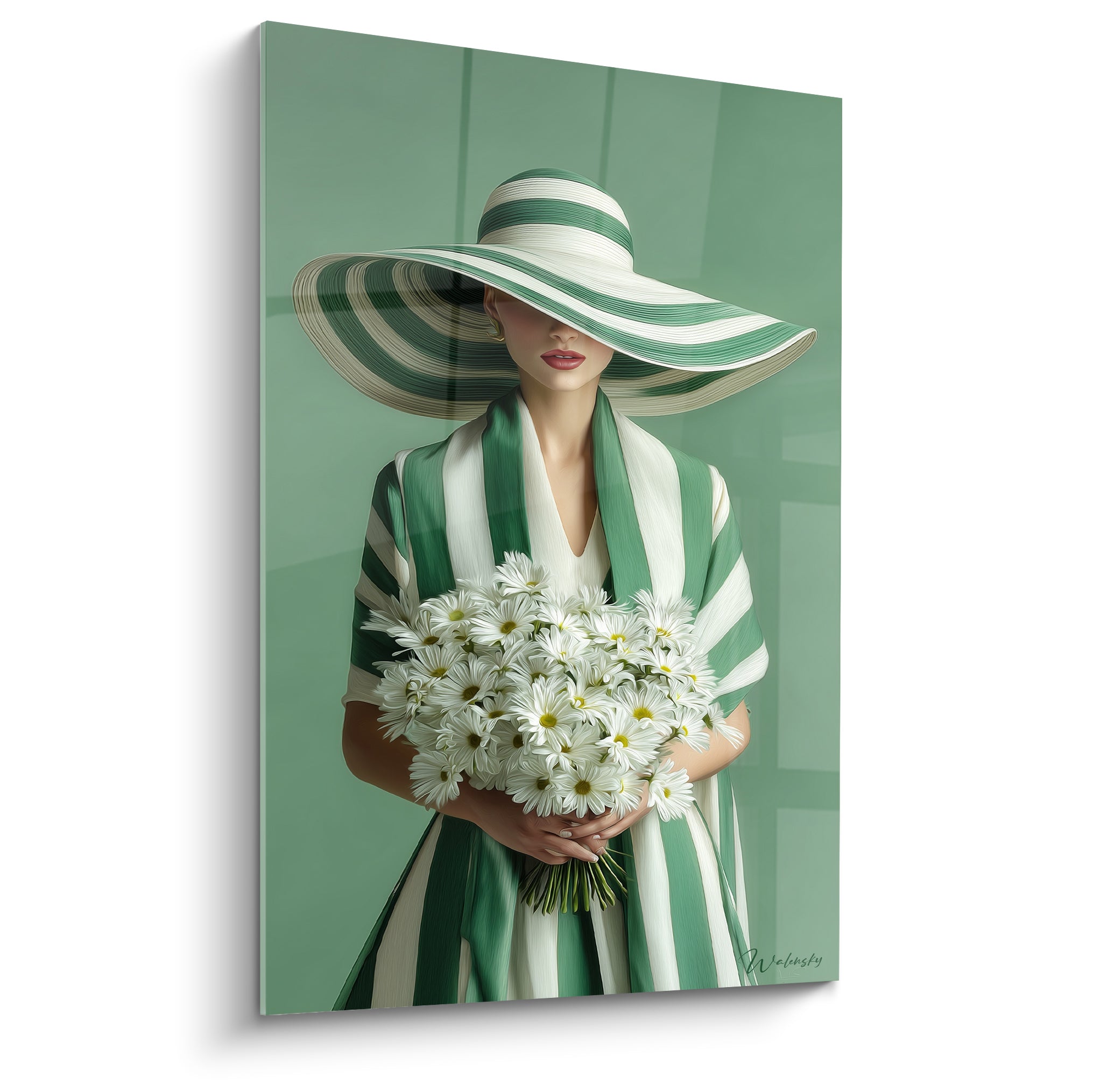Femme élégante au chapeau rayé vert et blanc, tenant un bouquet de marguerites blanches contre elle