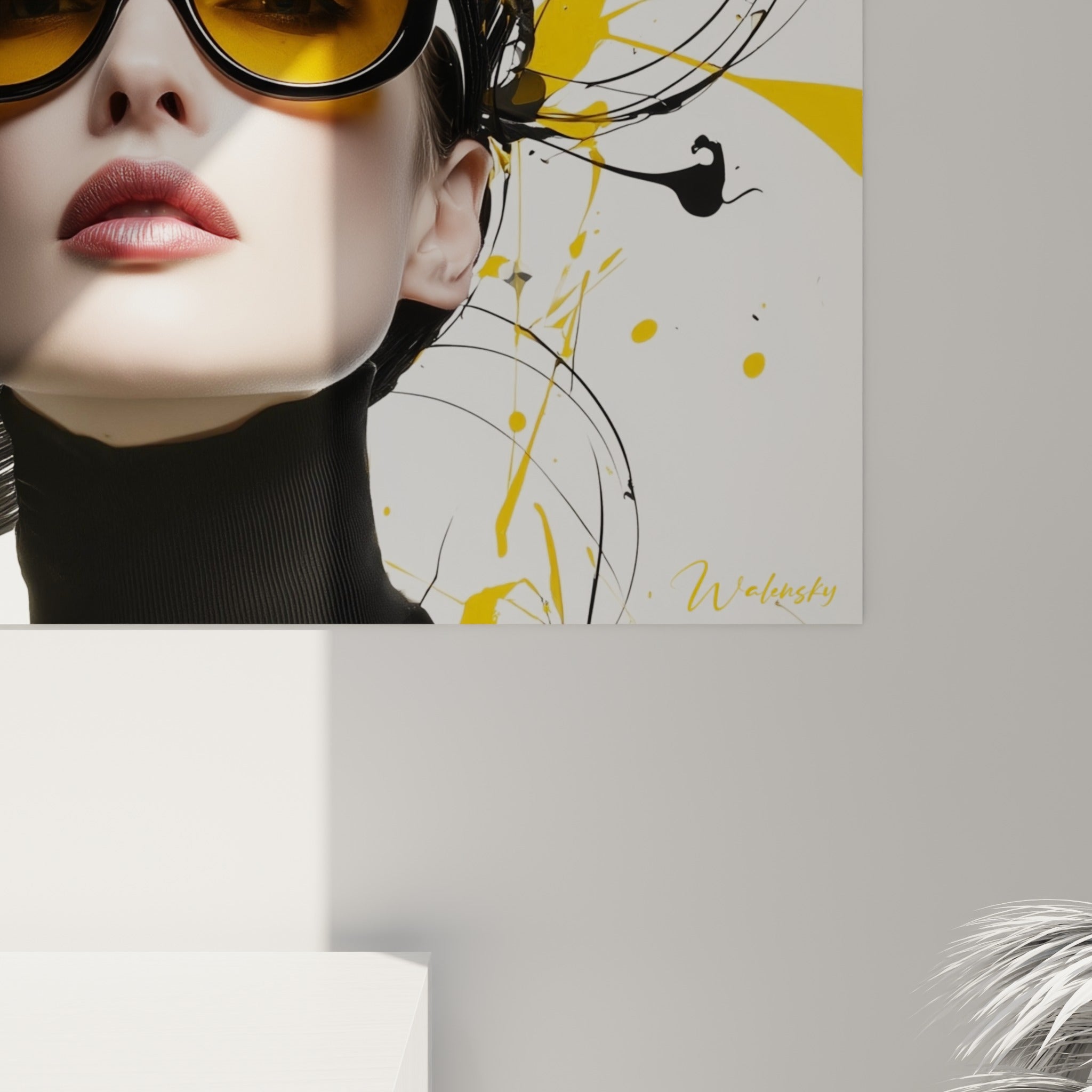 Traits d'encre noire et jaune se mêlant en coulures fines sur la toile accrochée au mur
