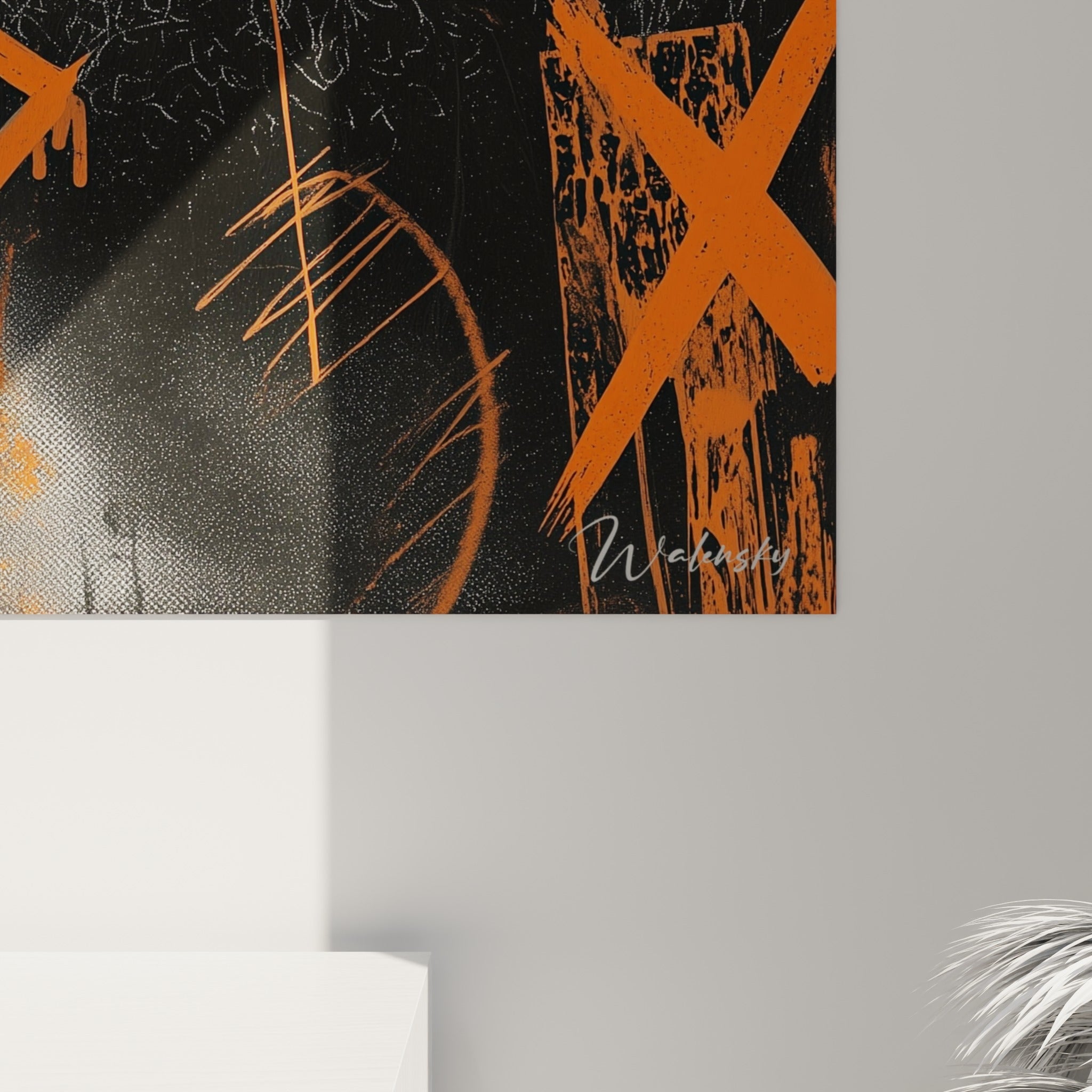 Coulures orange et trame noire se mêlent en gros plan, matière imprimée d'une illustration de mode urbaine accrochée