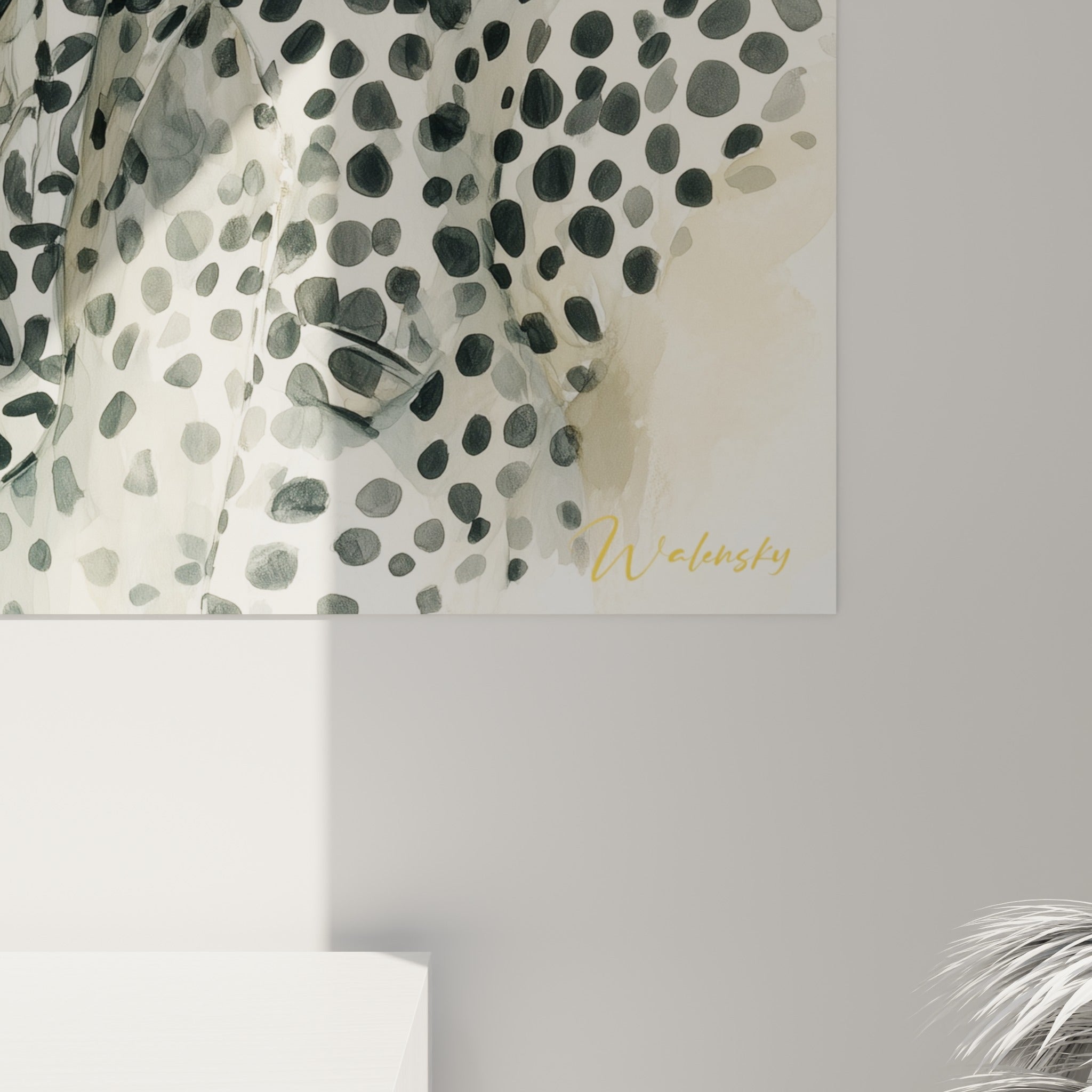 Détail du foulard léopard anthracite et de la marguerite blanche peints en aquarelle sur toile texturée