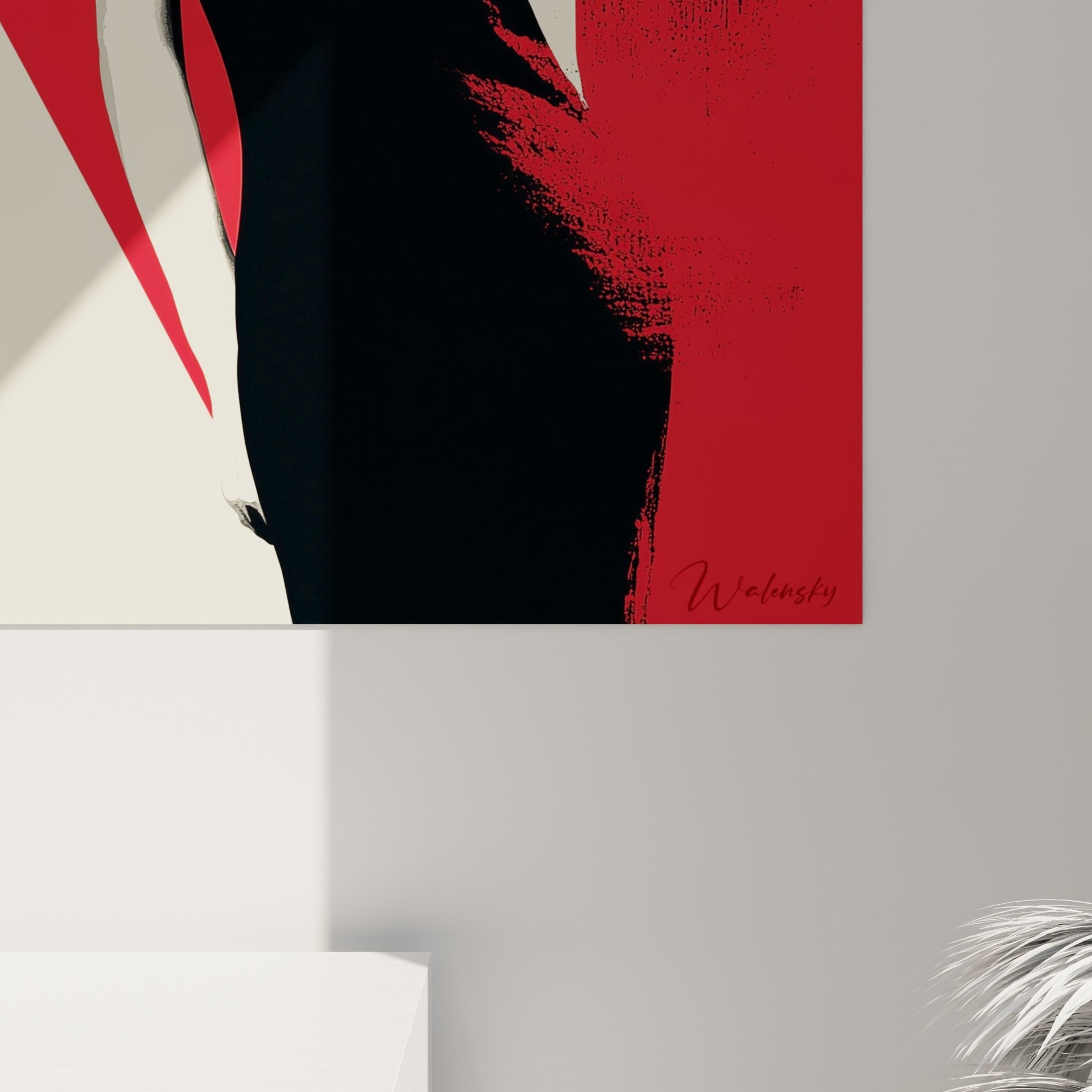 Détail du col mandarin noir et du fond rouge texturé, contraste net des aplats de couleur