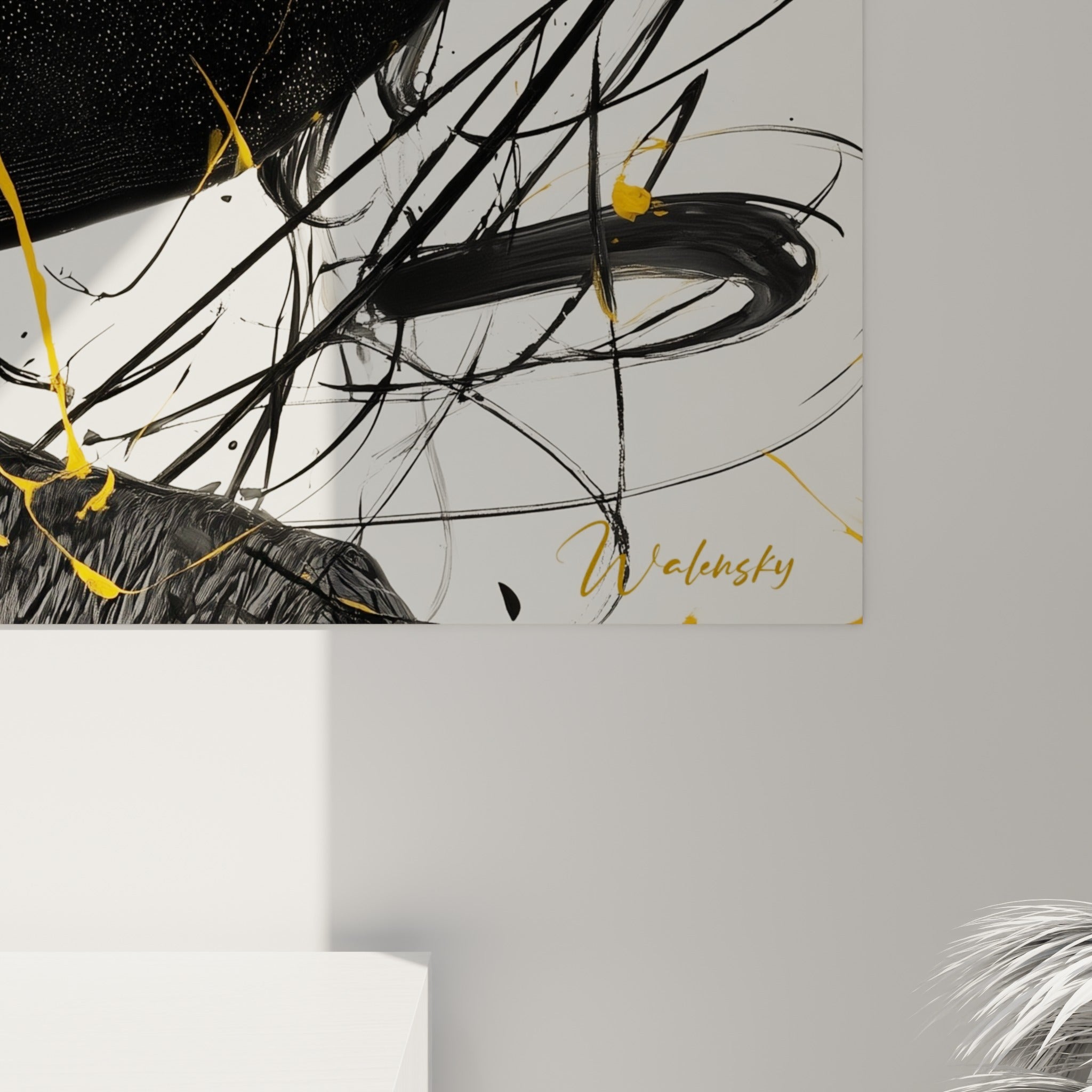 Détail de l'illustration de mode montrant les coulures ocre et le grain des traits noirs griffés