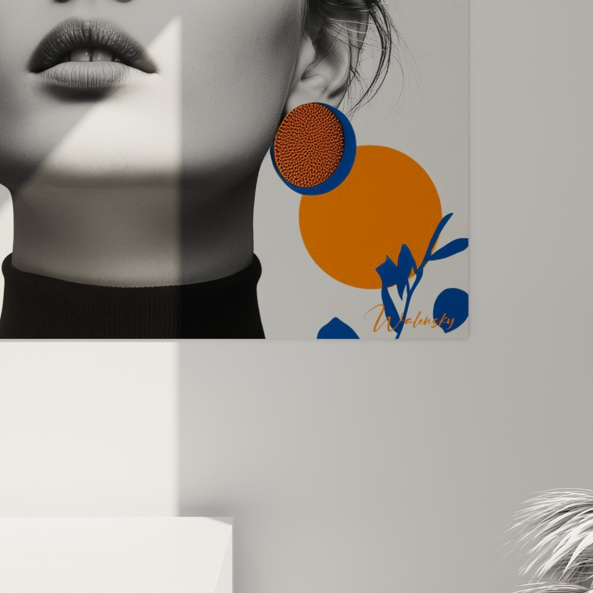 Détail du trait bleu marine sur la paupière et grain texturé du cercle orange à la matière granuleuse