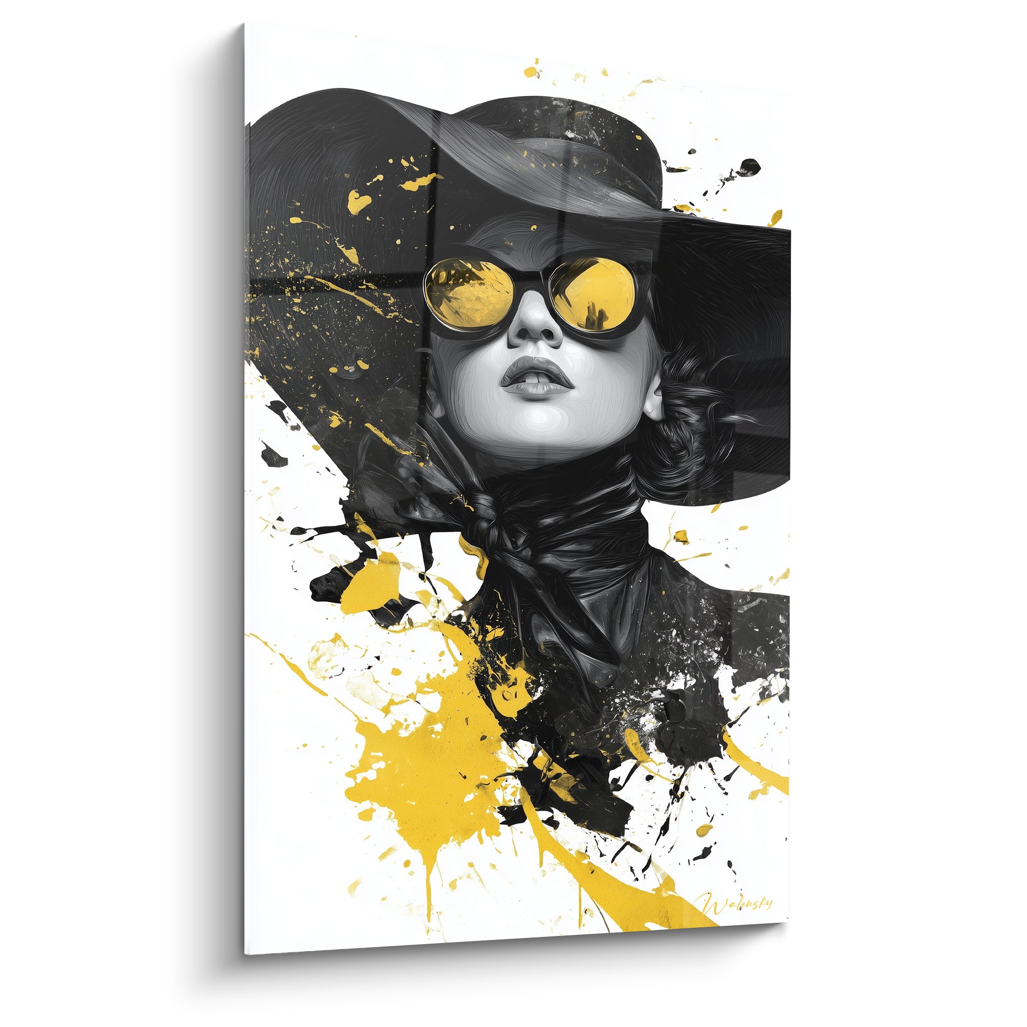 Femme au chapeau noir et lunettes jaunes, éclaboussures noires et jaunes sur fond blanc