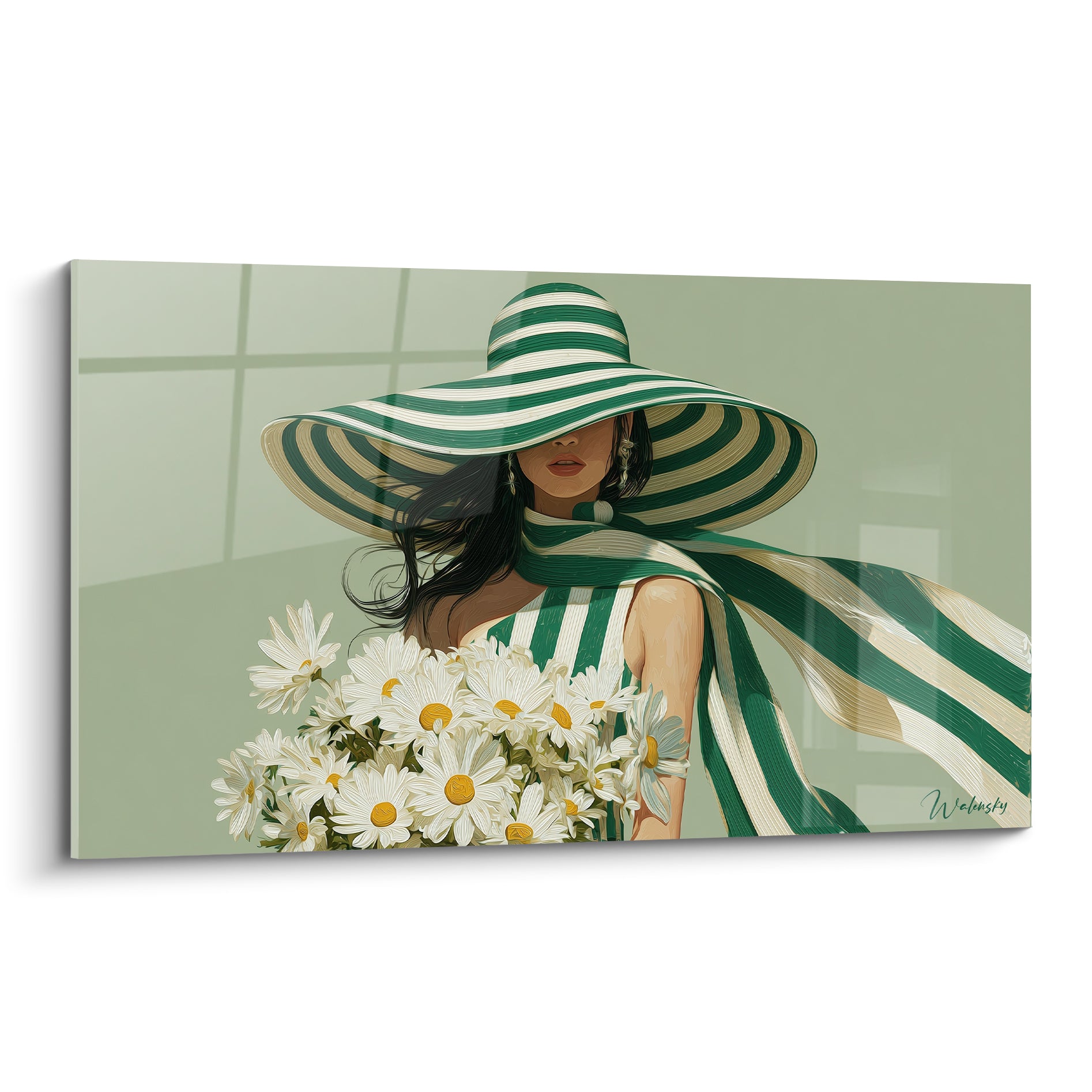 Femme au chapeau rayé vert émeraude et beige tenant un bouquet de marguerites blanches, fond vert amande