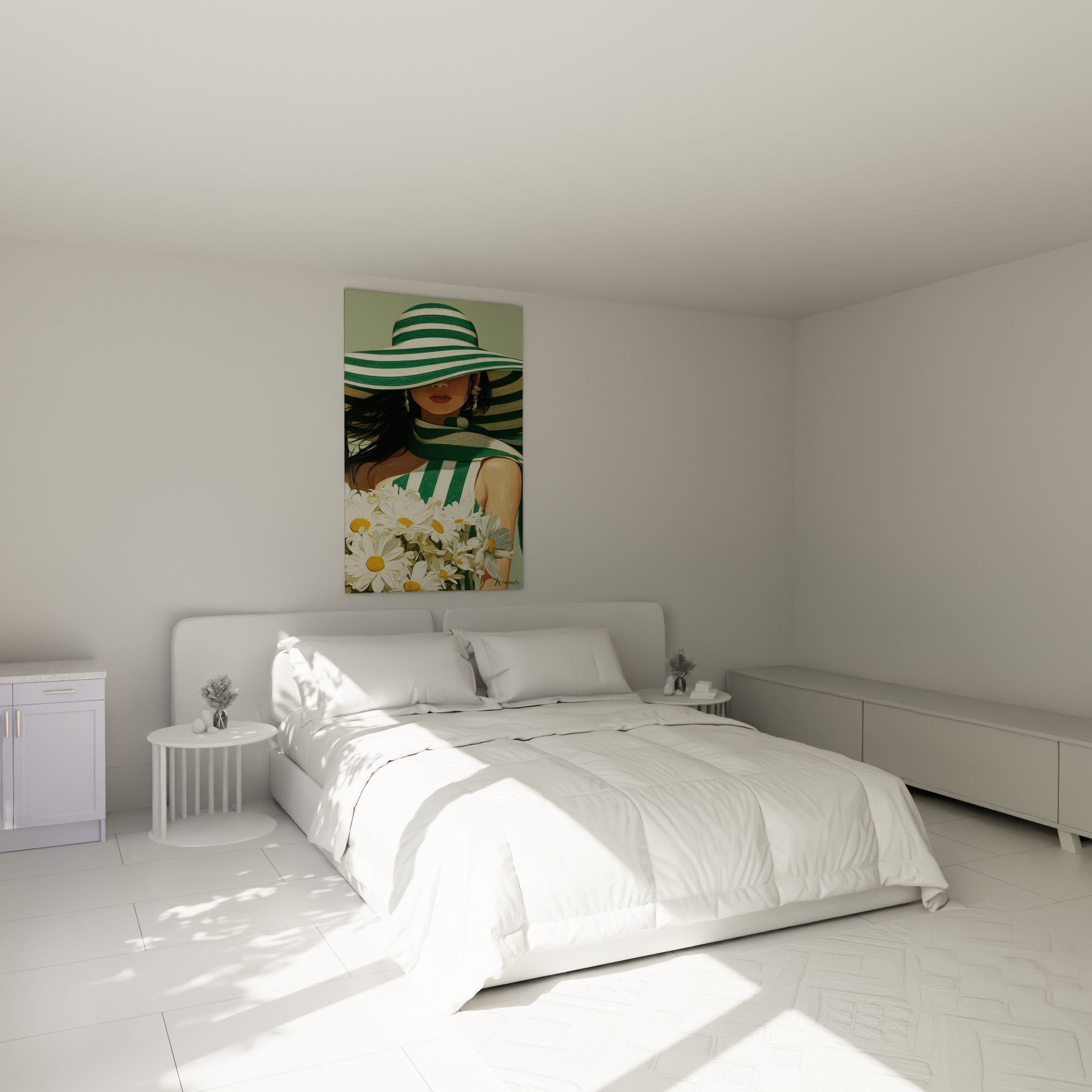 Chapeau rayé vert sauge et bouquet de marguerites blanches, illustration de mode au-dessus d'un lit dans une chambre claire