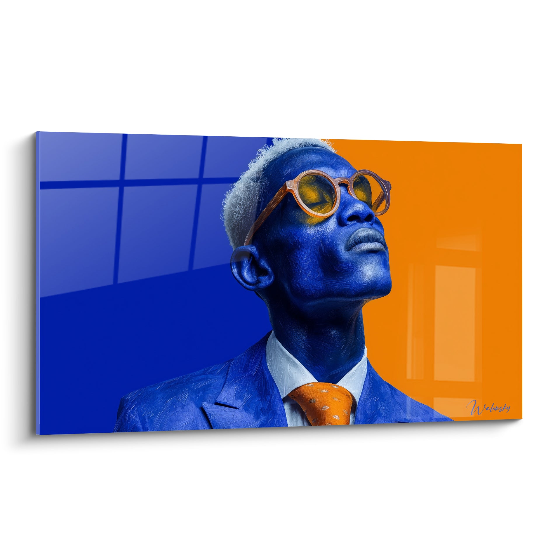 Homme au visage bleu intense, lunettes orange, costume bleu sur fond bicolore bleu et orange