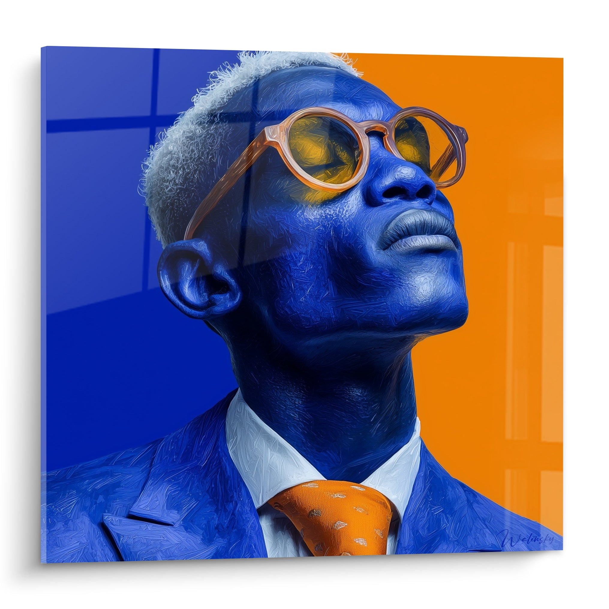 Homme au visage bleu intense, lunettes orange, fond bicolore bleu marine et orange vif