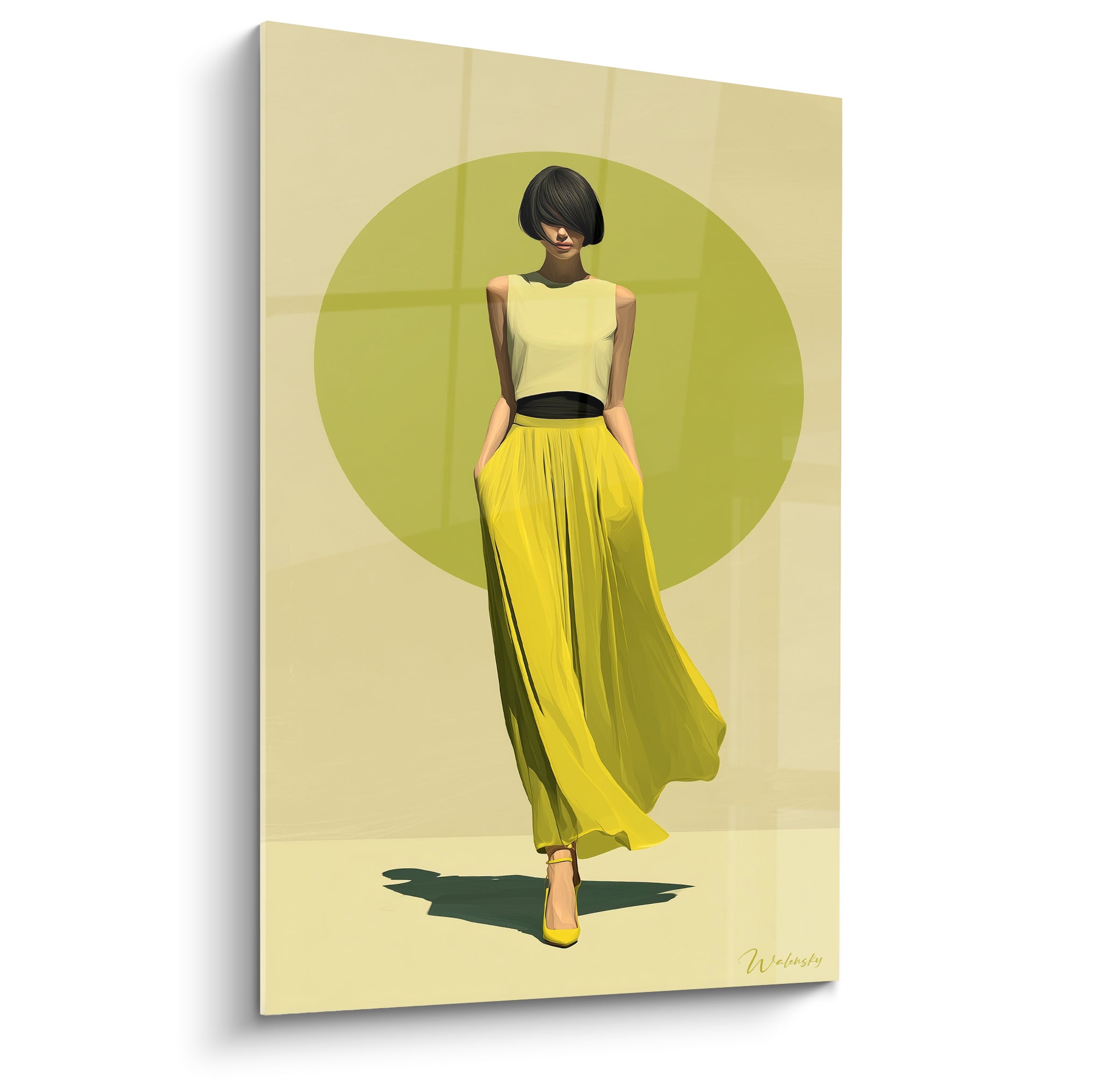 Silhouette au carré brun en jupe jaune vif fluide, devant un cercle vert olive sur fond crème