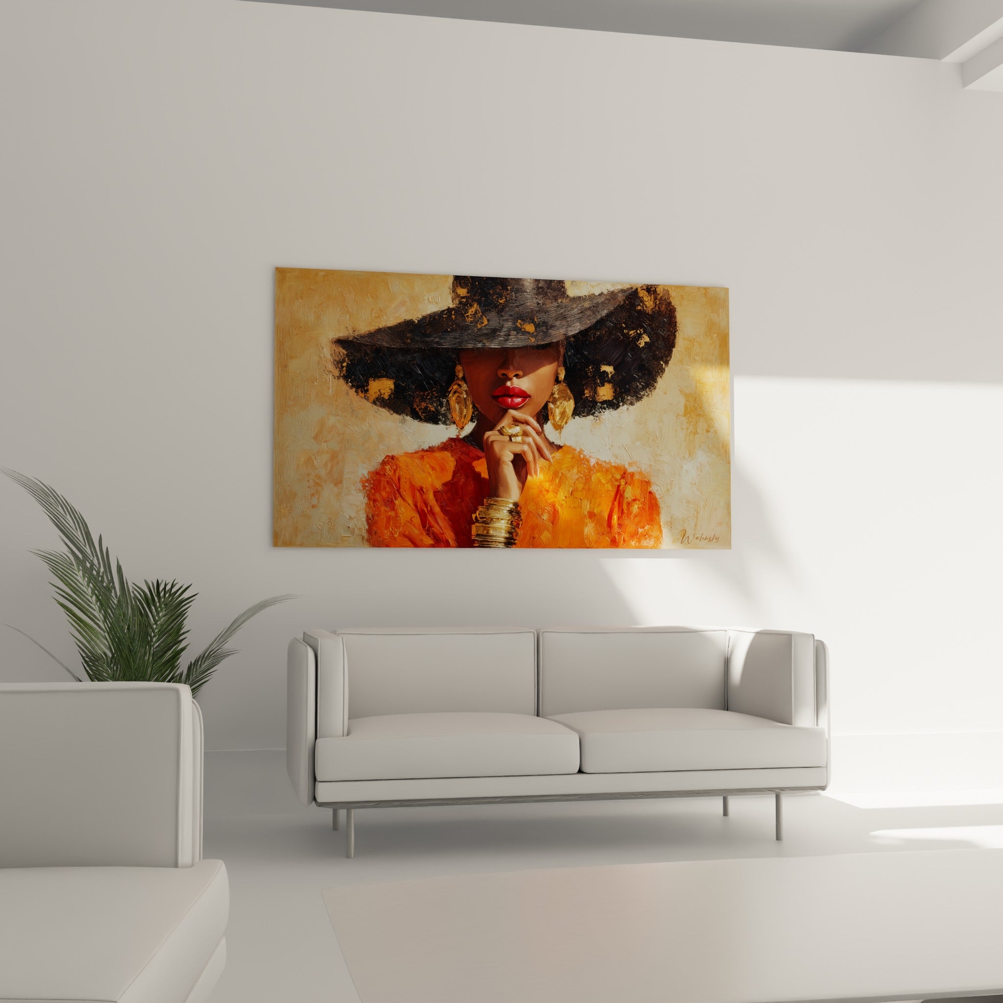 Portrait de mode aux bijoux dorés et robe orange vif, au-dessus d'un canapé dans un salon lumineux