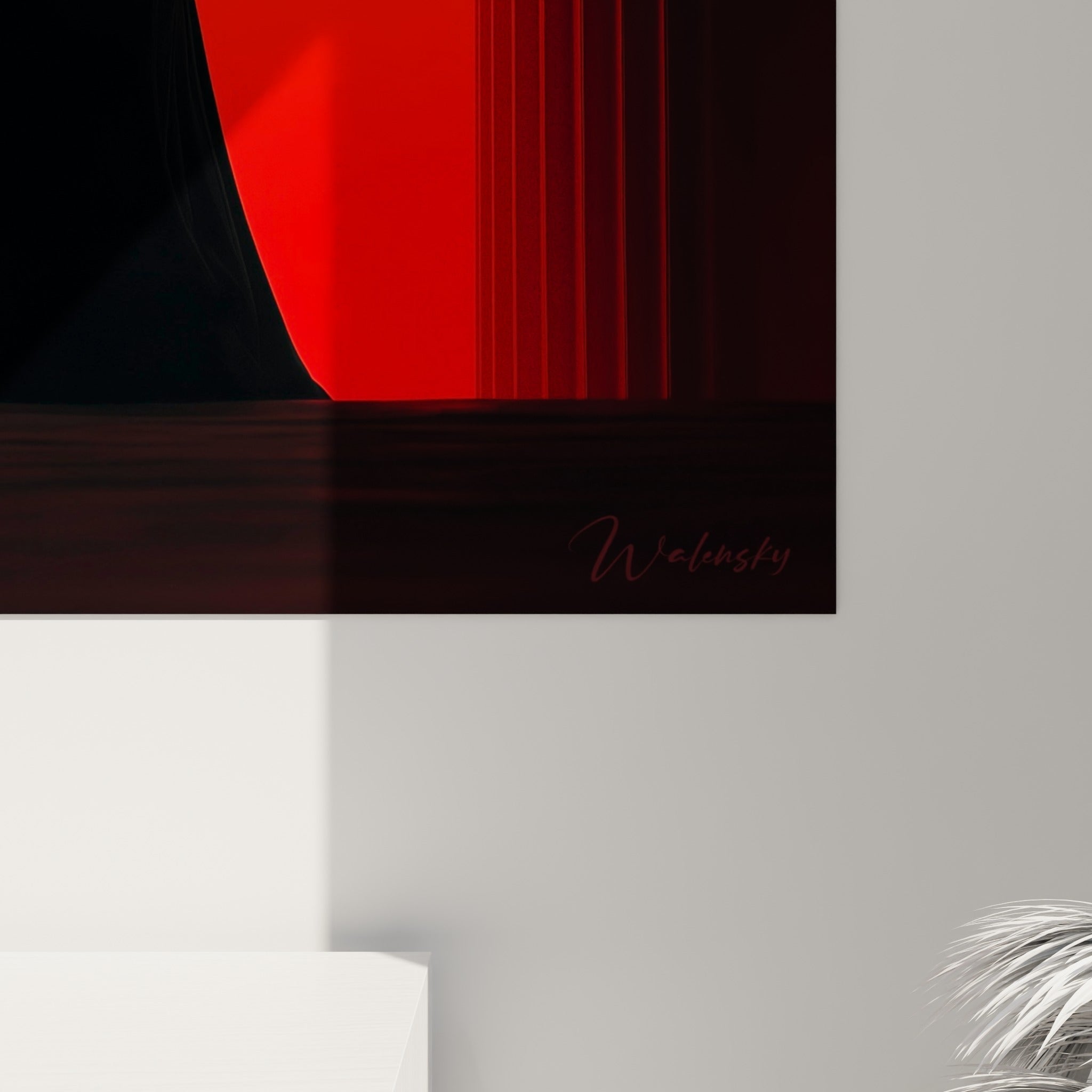 Détail des lignes verticales rouge et noir encadrant la silhouette, grain satiné et reflets de l'illustration de mode