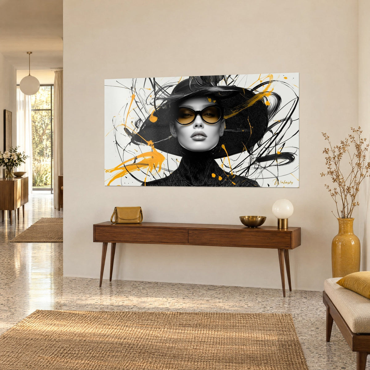 Tableau portrait de mode en noir et blanc, traits d'encre sinueux et touches safran, accroché sur un mur beige au-dessus d'une console en bois