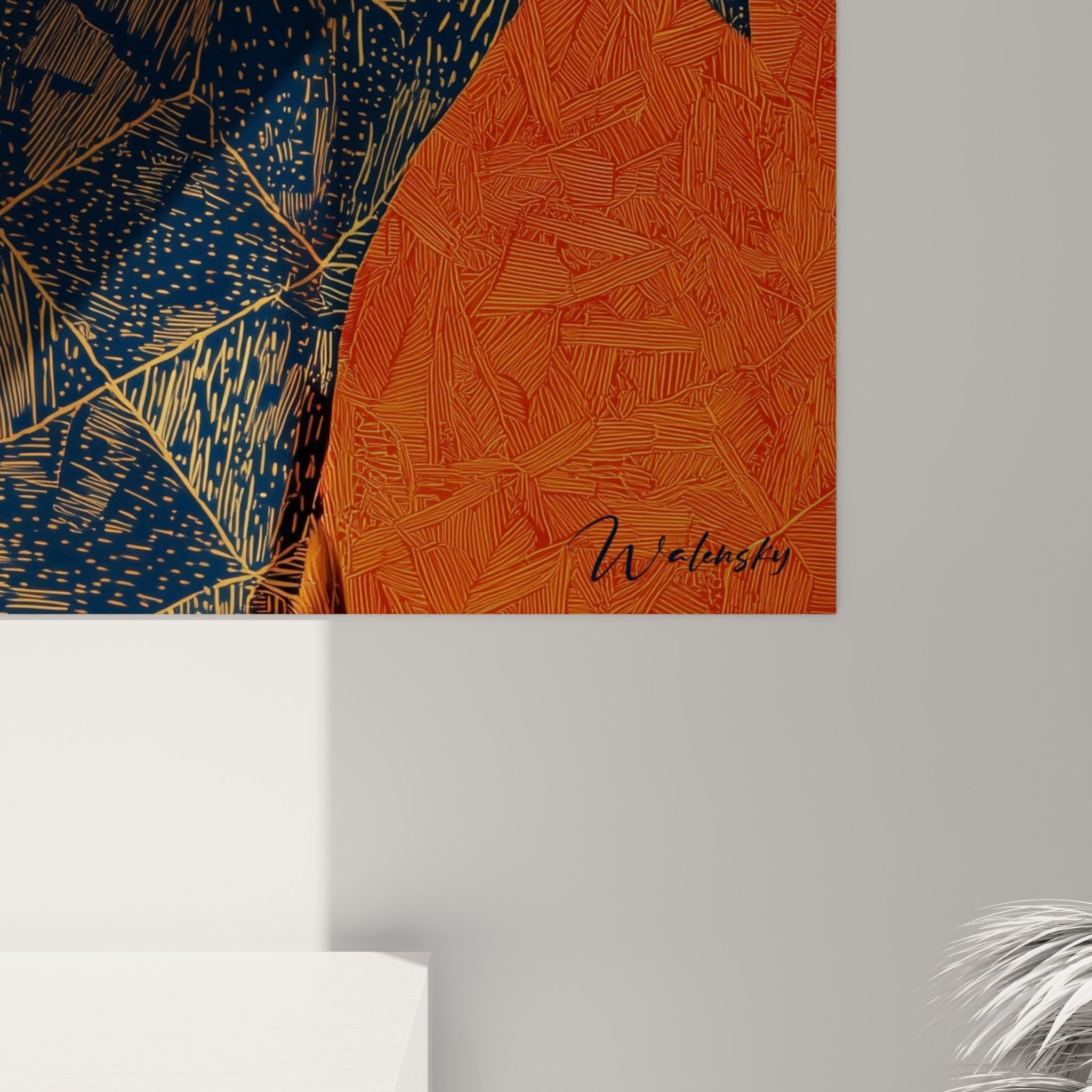 Détail des motifs dorés et hachures orange brûlé sur le kimono bleu marine, texture graphique visible de près