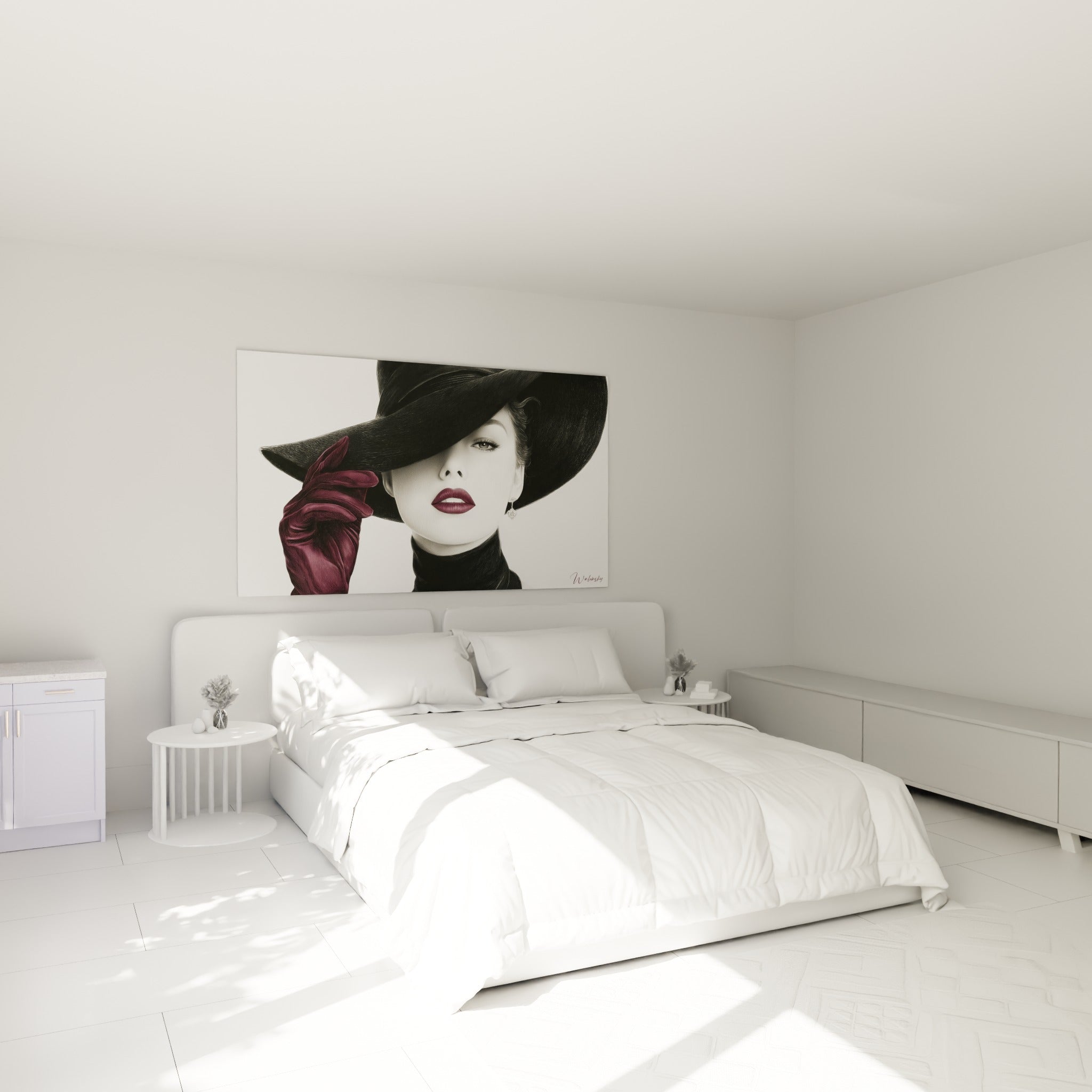Portrait féminin chapeau noir et gants bordeaux au-dessus d'un lit dans une chambre claire