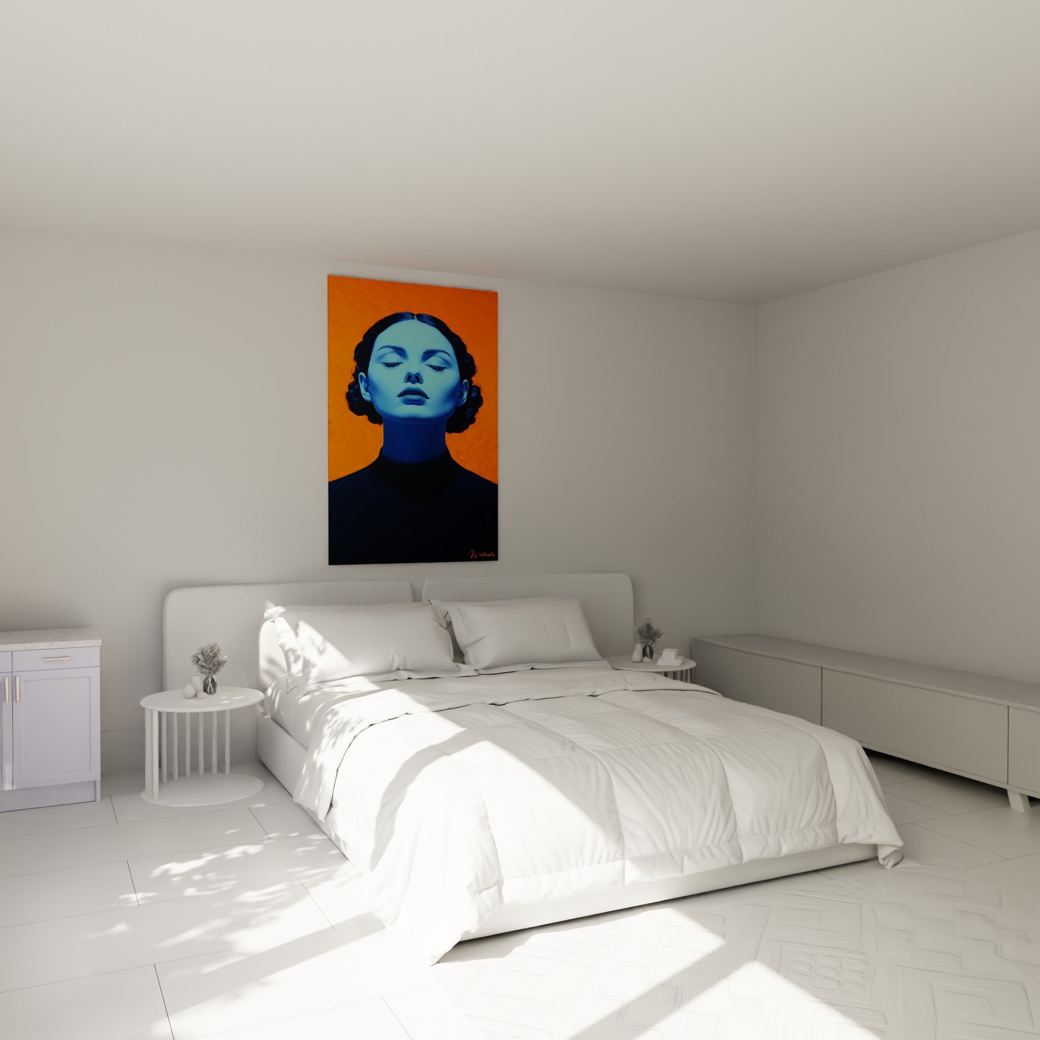 Portrait bleu profond aux traits sereins accroché au-dessus d'un lit dans une chambre claire