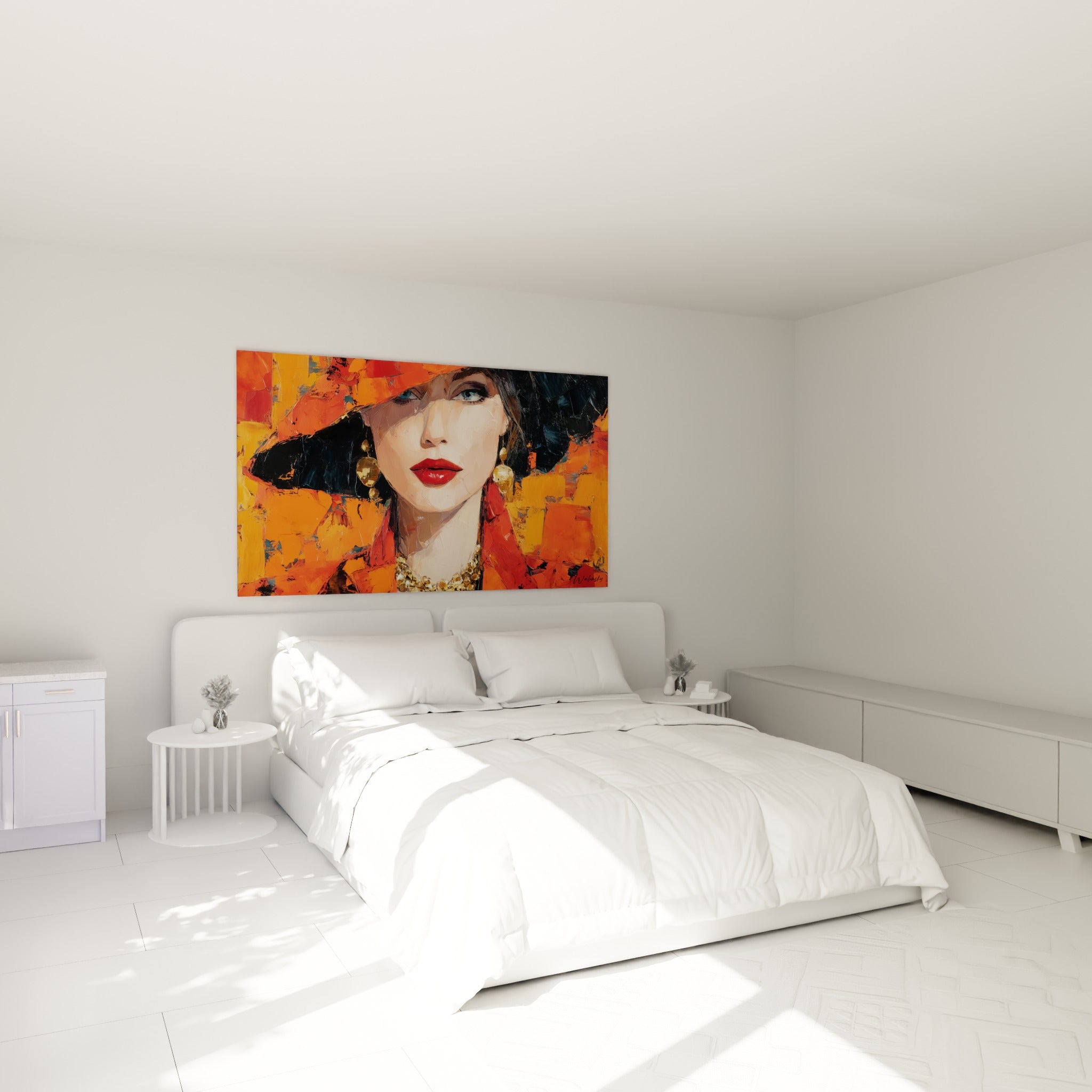 Portrait féminin au chapeau anthracite et bijoux dorés, illustration de mode au-dessus d'un lit dans une chambre claire