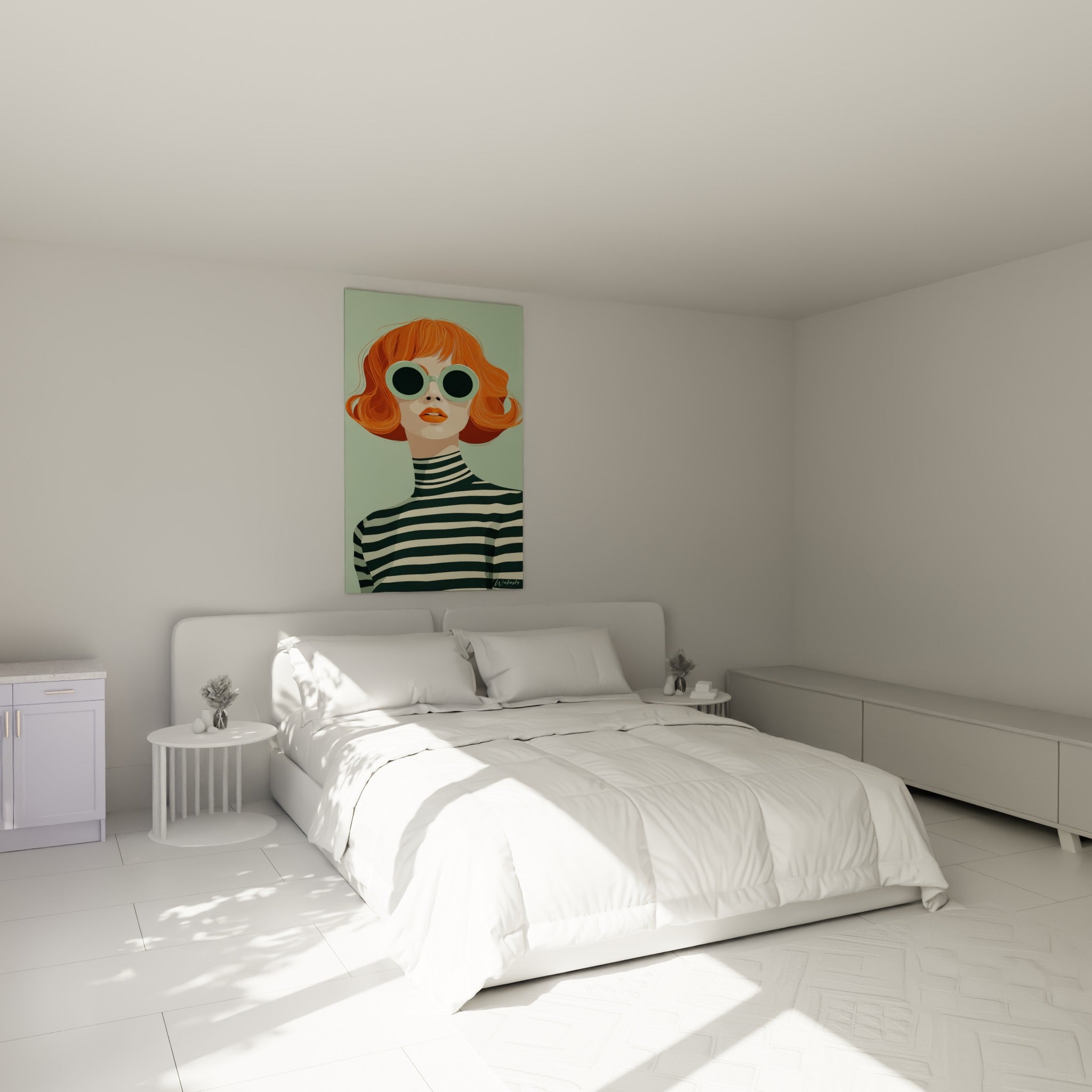 Portrait de femme rousse aux lunettes vertes, fond vert amande, au-dessus d'un lit dans une chambre claire