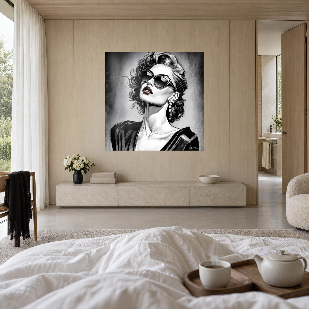 Tableau mannequin au profil altier, lunettes sombres, rouge à lèvres prune, chignon bouclé en noir et blanc, au-dessus d'un lit dans une chambre claire