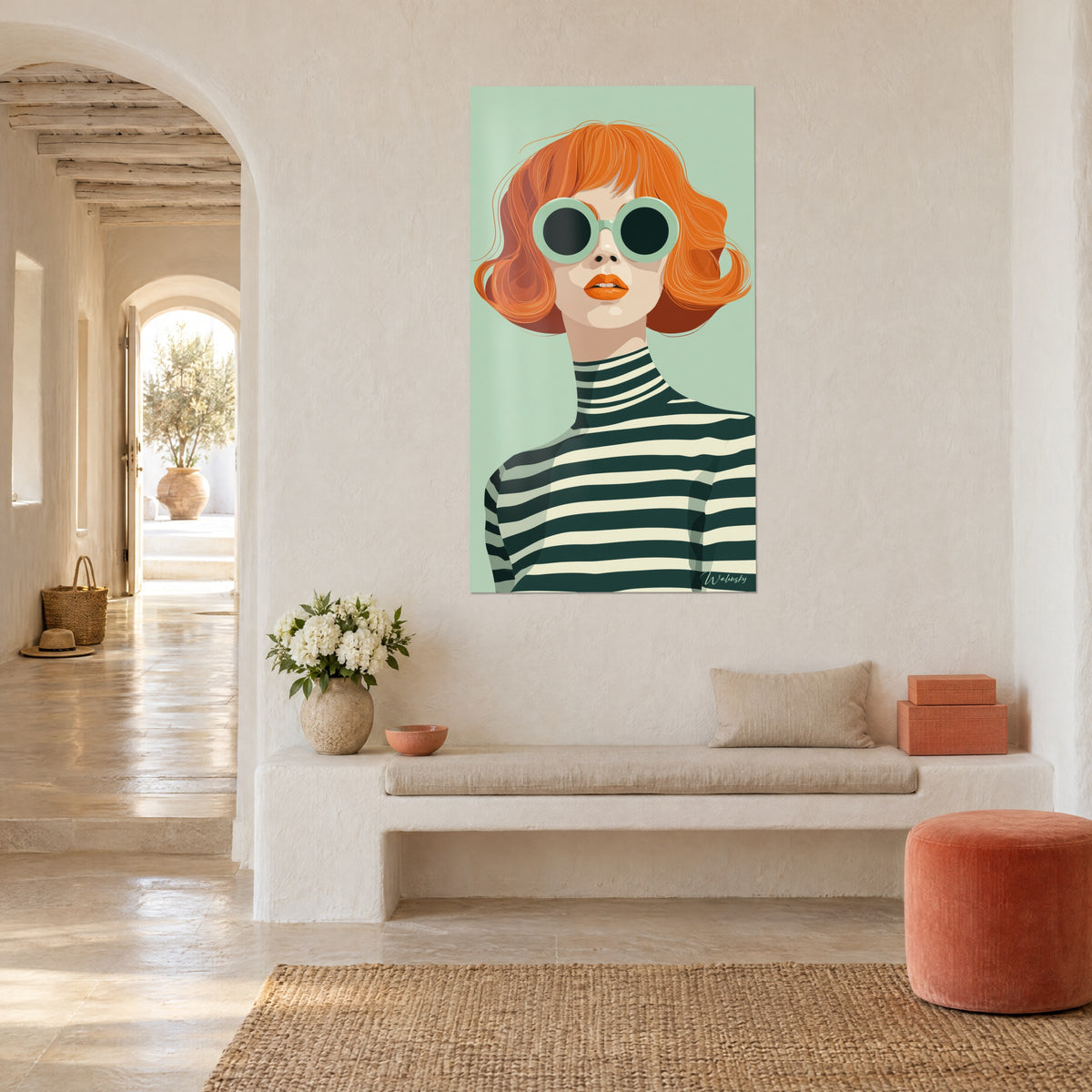 Quadro ritratto di moda con labbra arancioni e capelli ramati, dolcevita a righe crema e verdi, muro bianco a calce, casa mediterranea