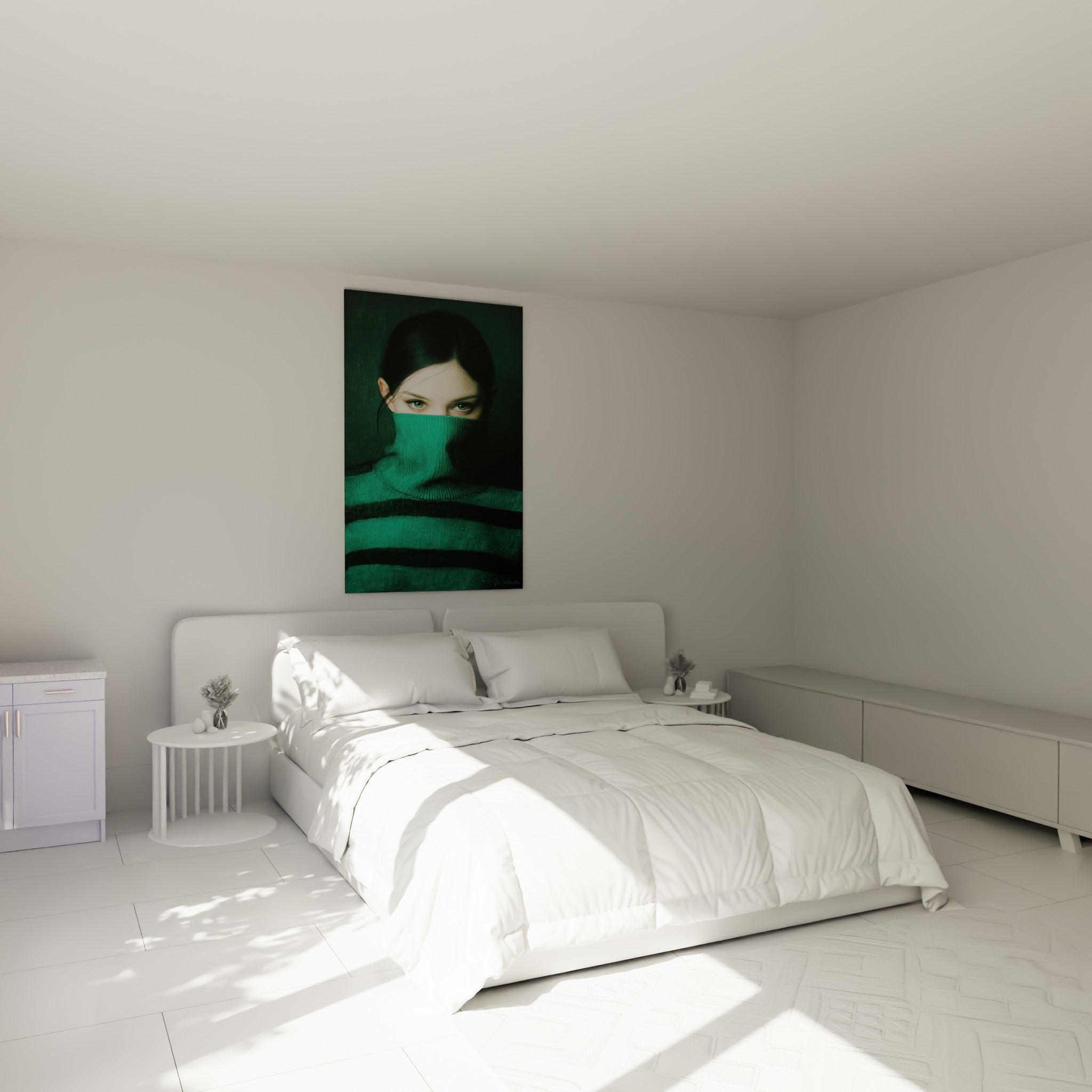 Femme au regard vert dissimulée sous un col roulé émeraude rayé, accrochée au-dessus d'un lit dans une chambre claire