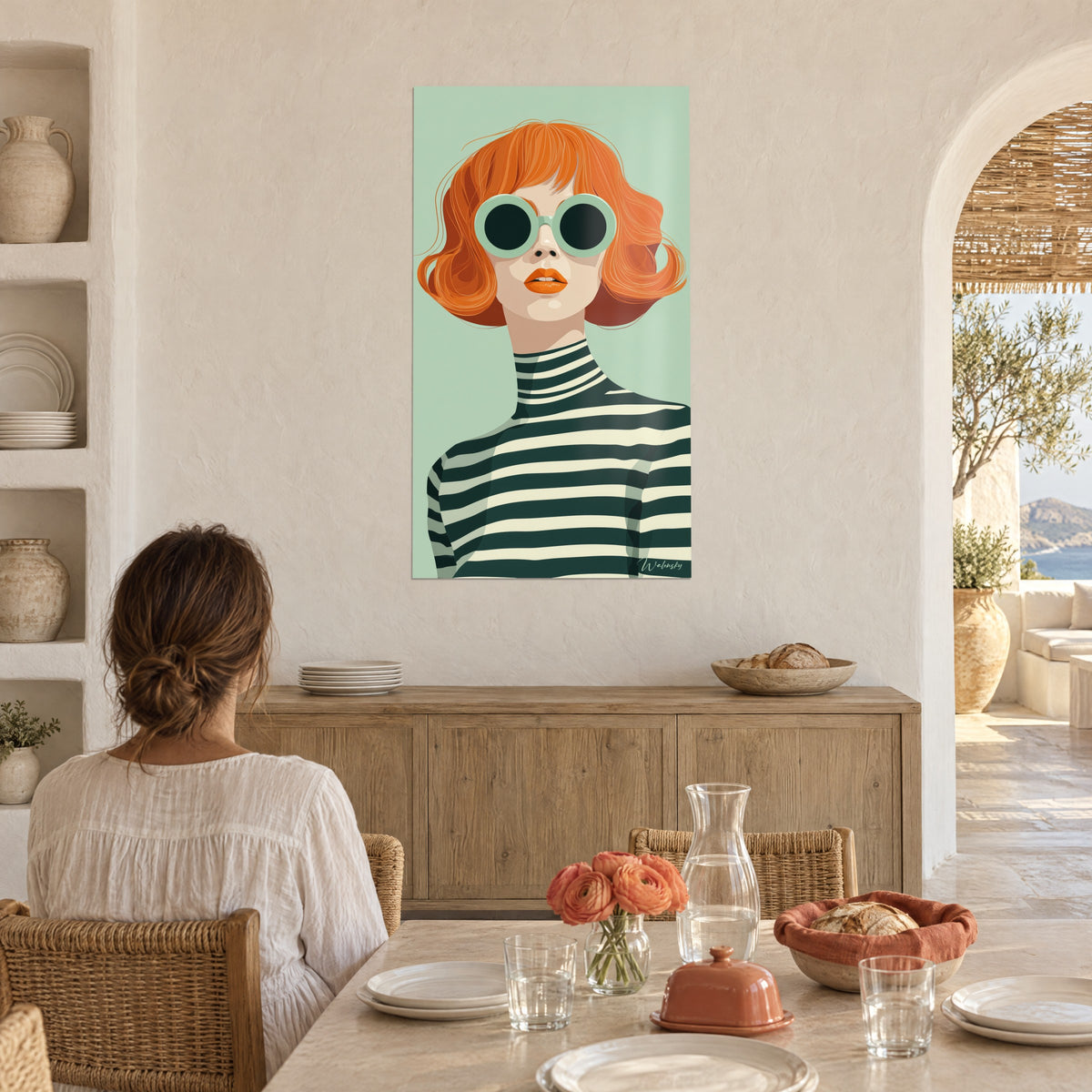 Quadro modella grafica con grandi occhiali verde menta, labbra arancioni, righe bicolore, di fronte a una tavola apparecchiata vicino a un arco