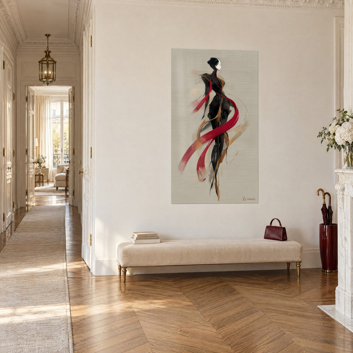 Tableau mannequin stylisé, longue écharpe de soie rouge et traits cuivrés sur fond beige, couloir haussmannien parqueté