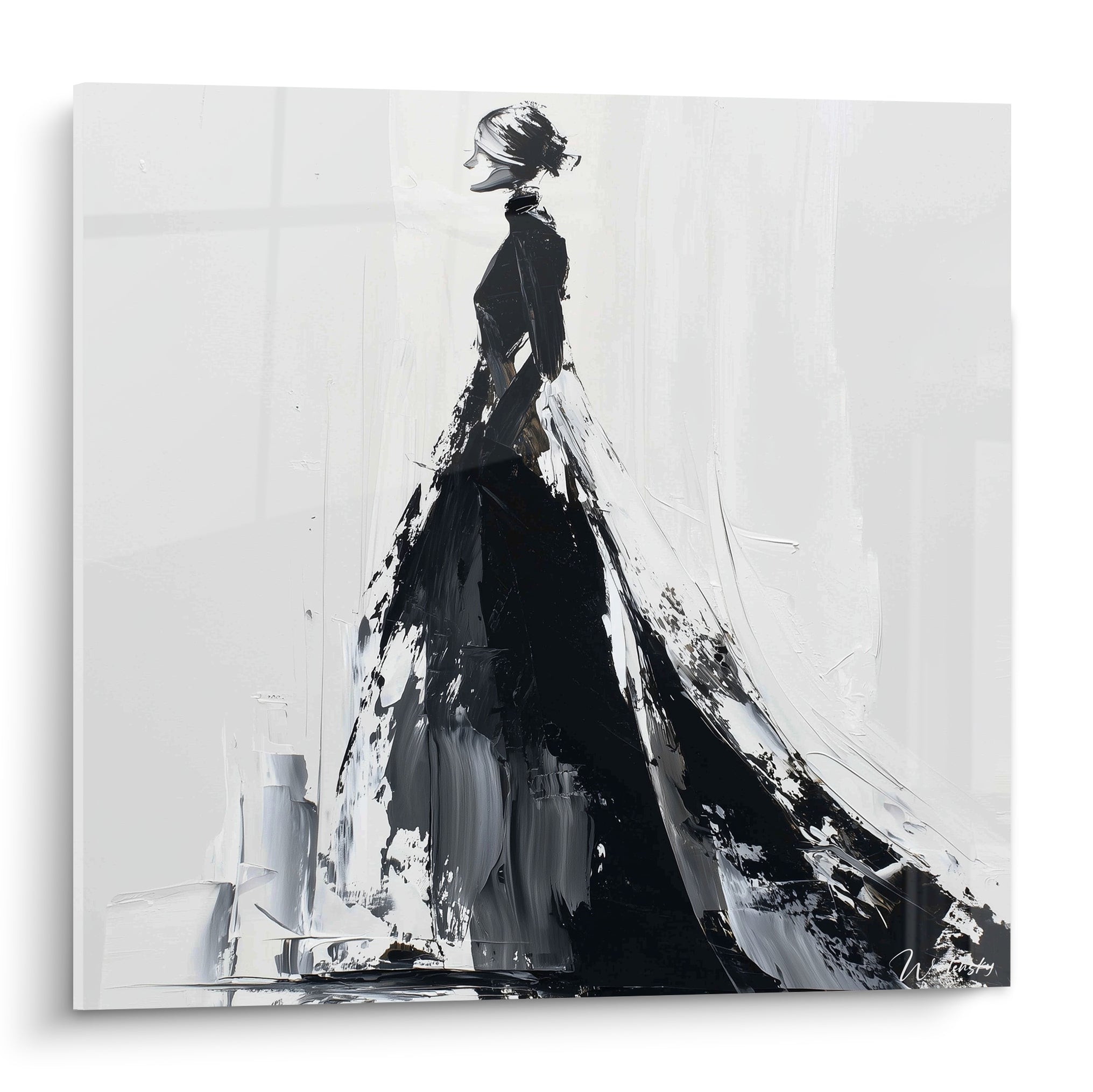 Silhouette anthracite en robe noire ample, illustration de mode au couteau sur fond blanc cassé