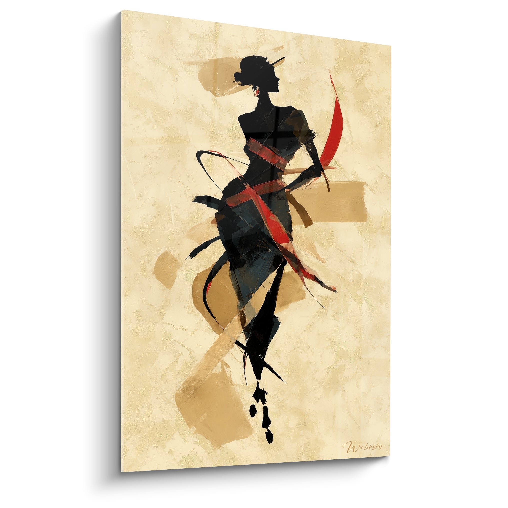 Silhouette noire élancée cerclée de rubans rouges sur fond ocre et sable texturé