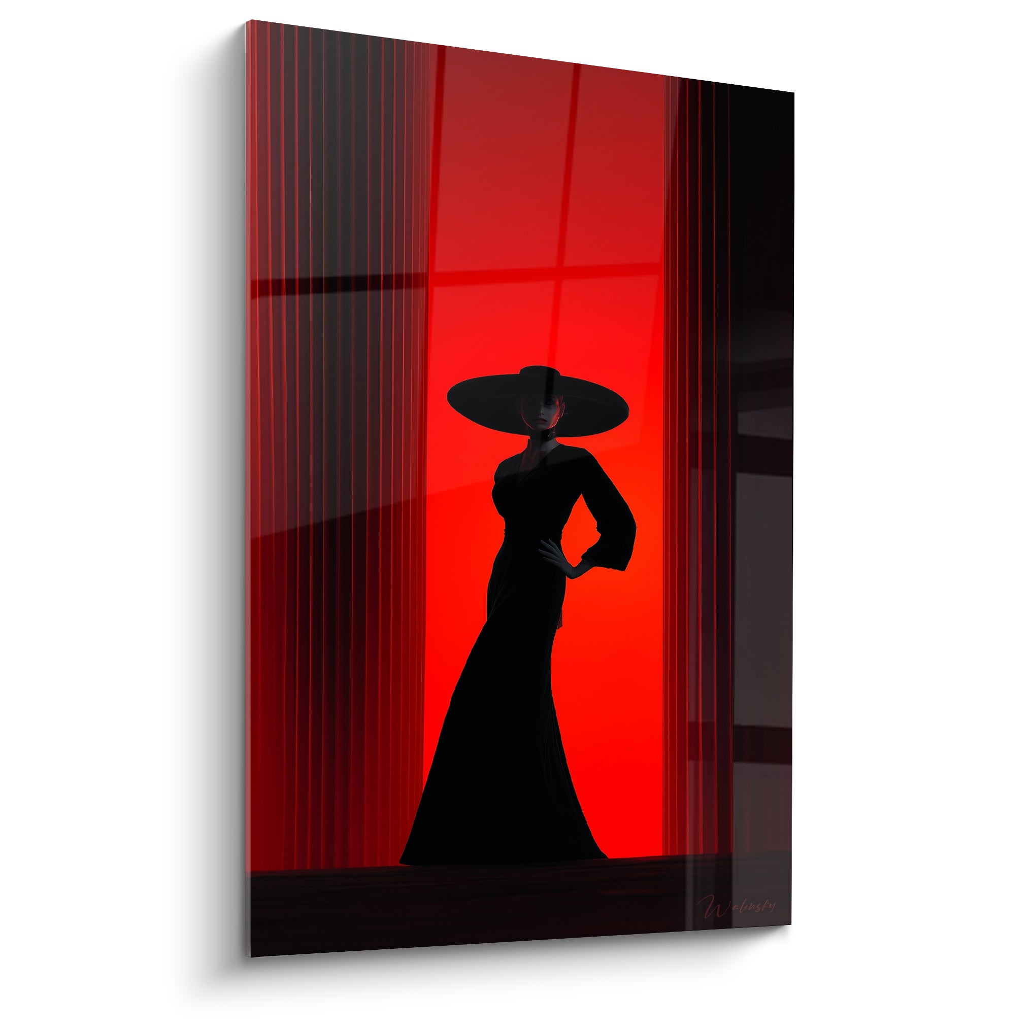 Silhouette noire à capeline se détachant sur un fond rouge écarlate strié, illustration de mode raffinée