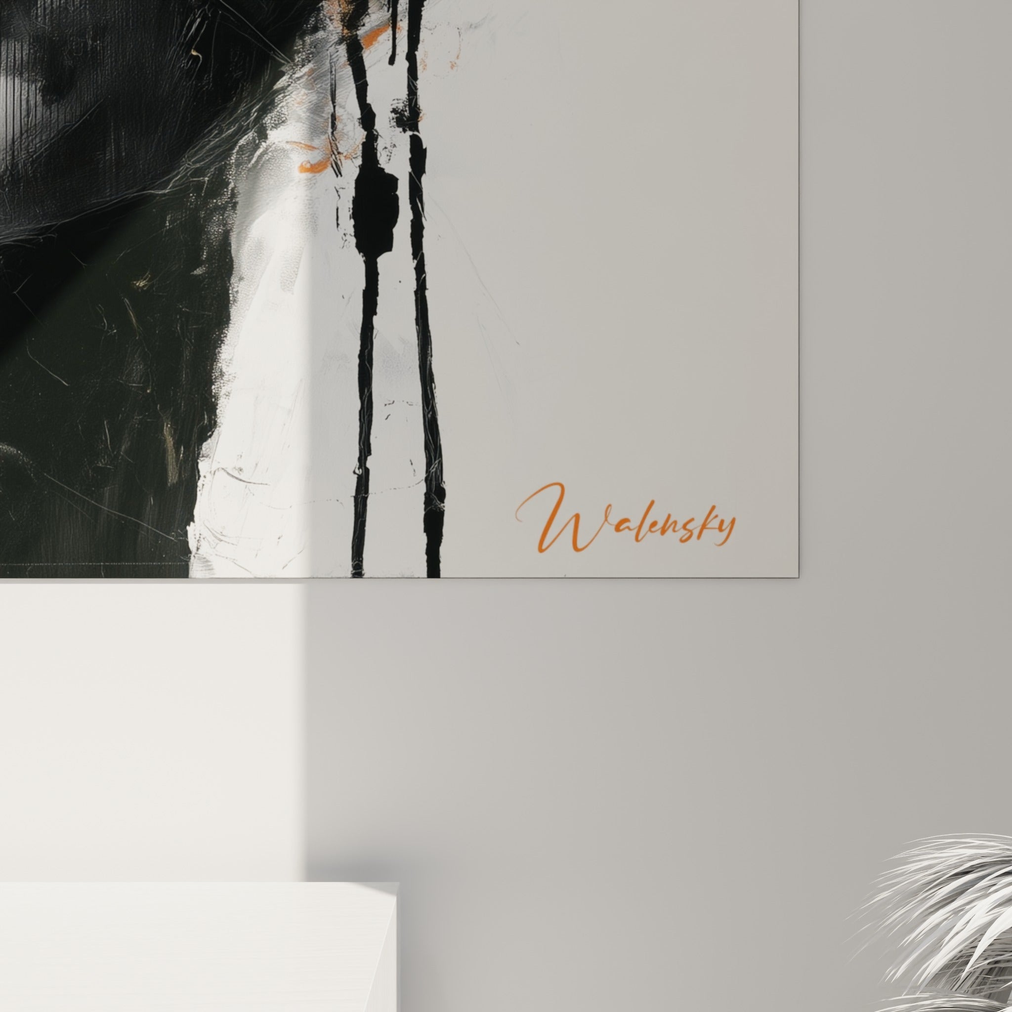 Empâtements noirs et coulures orange vif se mêlant sur la texture grainée du visage anthracite