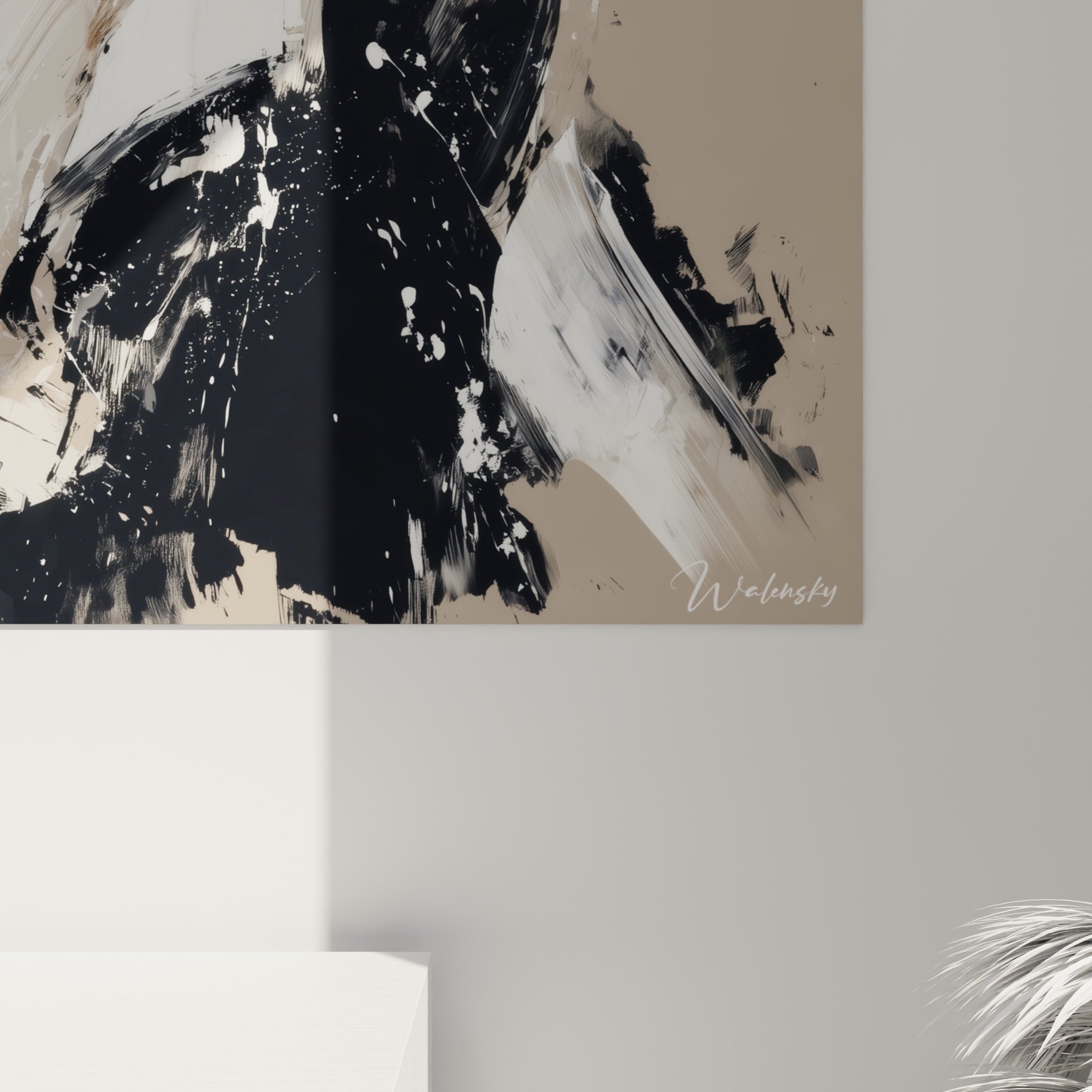 Empâtements noirs et blancs visibles de près sur cette illustration de mode, matière texturée et coulures accrochée au mur