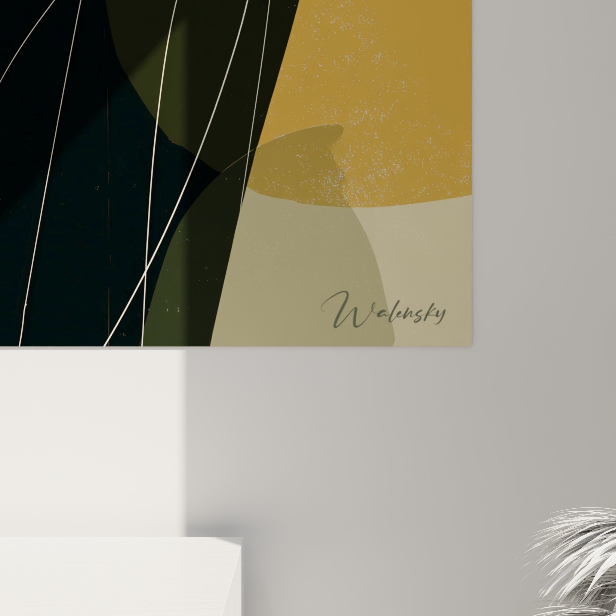 Détail du grain pictural sur le col noir et les formes vert sauge de l'illustration de mode accrochée