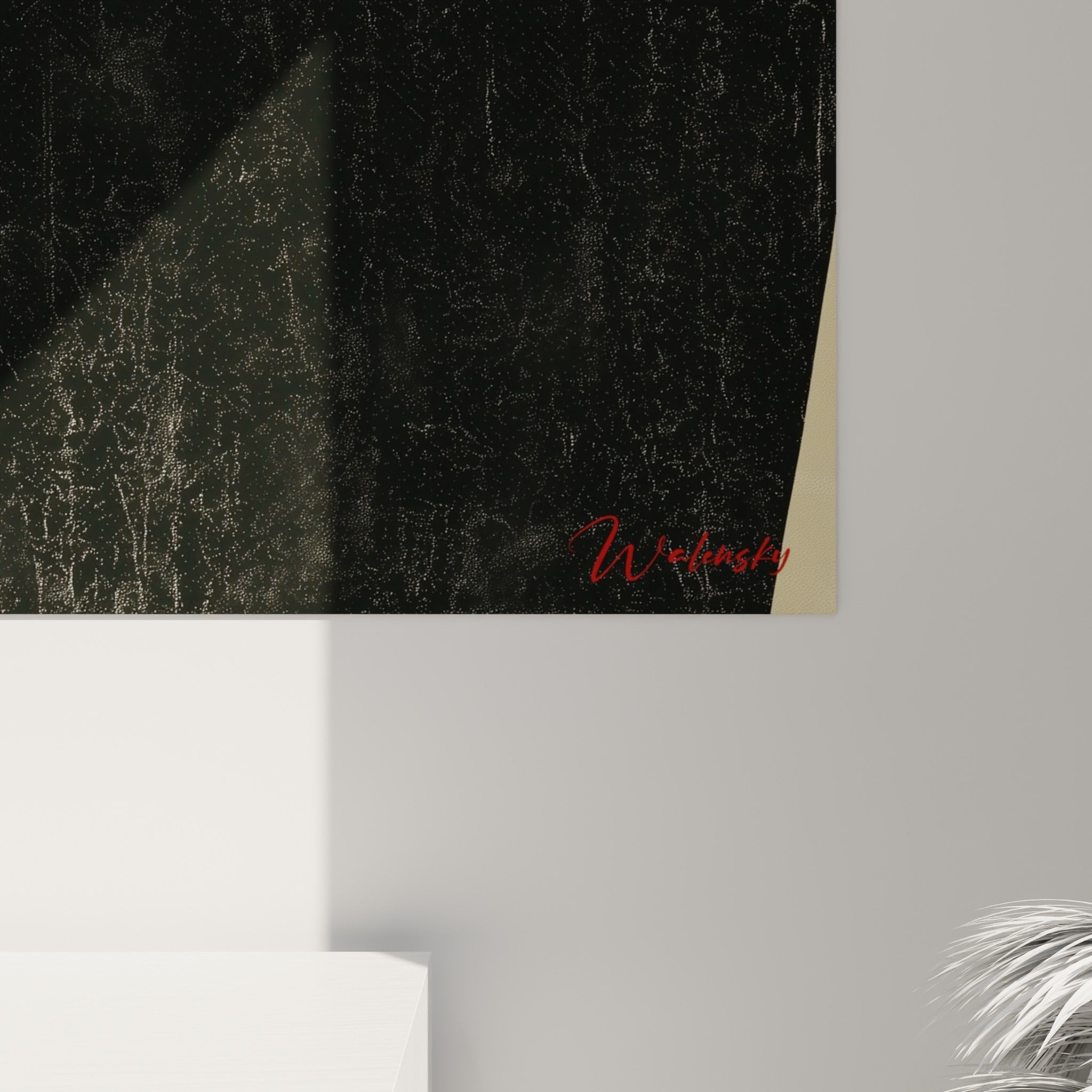 Grain texturé du fond ivoire et empâtements noirs autour des lèvres rouge vif de l'illustration de mode