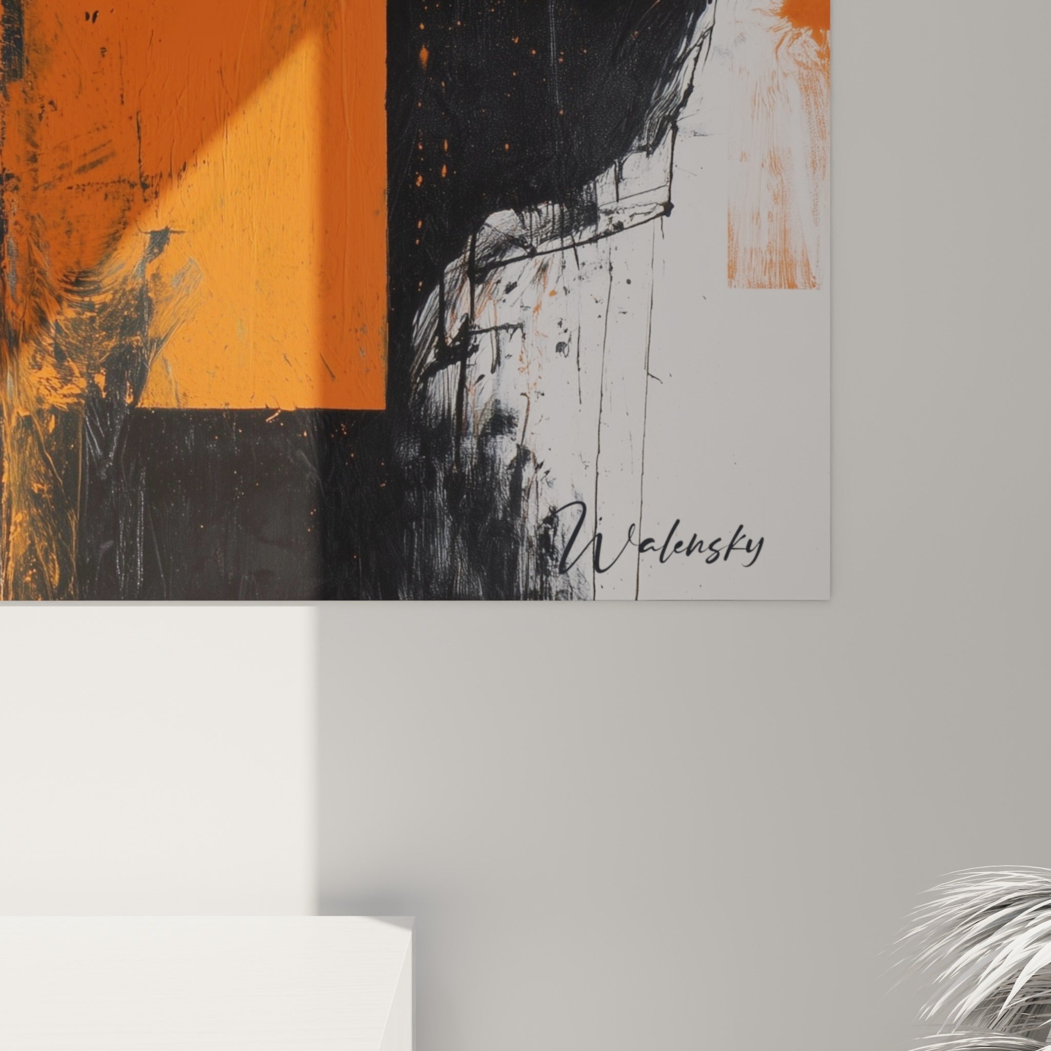 Coulures noires et matière granuleuse sur fond gris et orange vif de cette illustration de mode accrochée