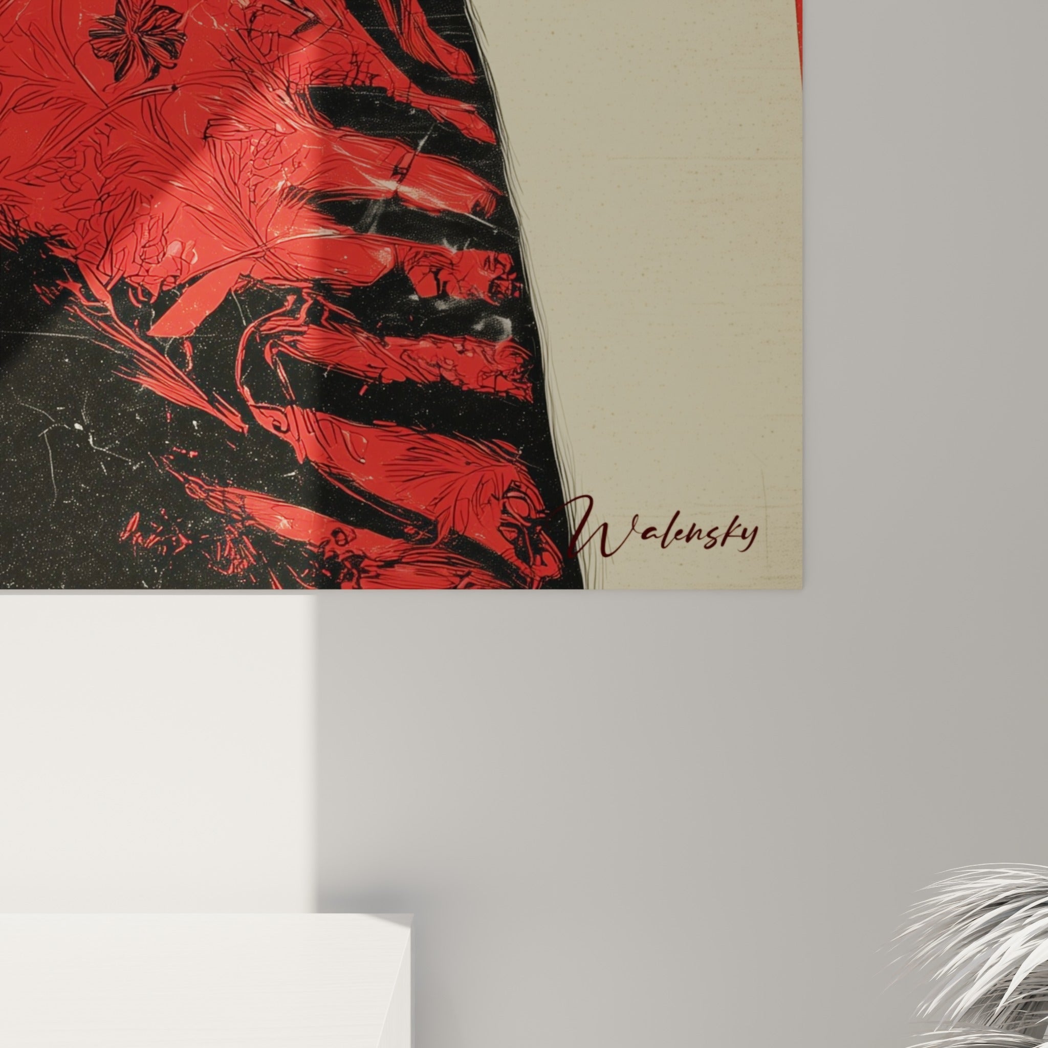 Empâtements noirs et rouges de la robe brodée, grain de l'affiche patinée visible sur l'illustration de mode encadrée