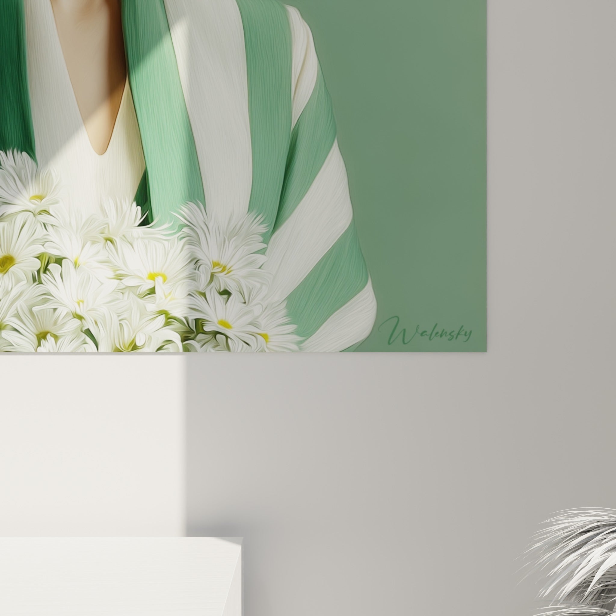 Détail des rayures vert émeraude et crème du chapeau, texture filée et pétales blancs des marguerites en gros plan