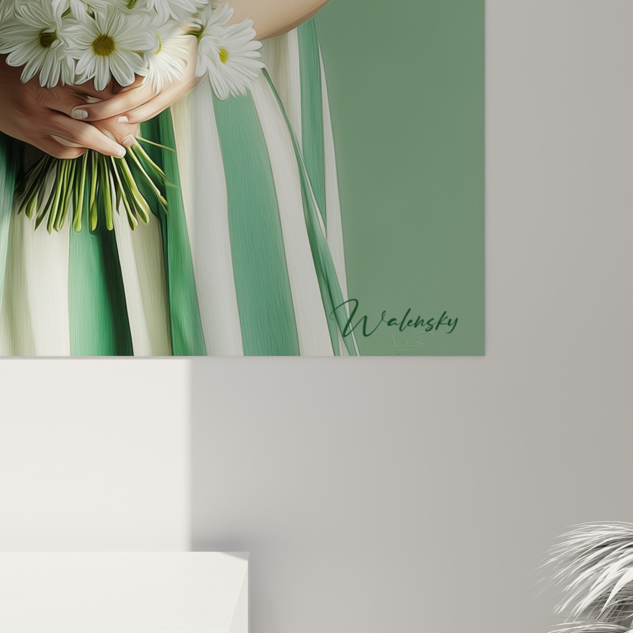 Grain pictural visible sur les rayures vert profond et blanc crème du chapeau, pétales blancs texturés du bouquet