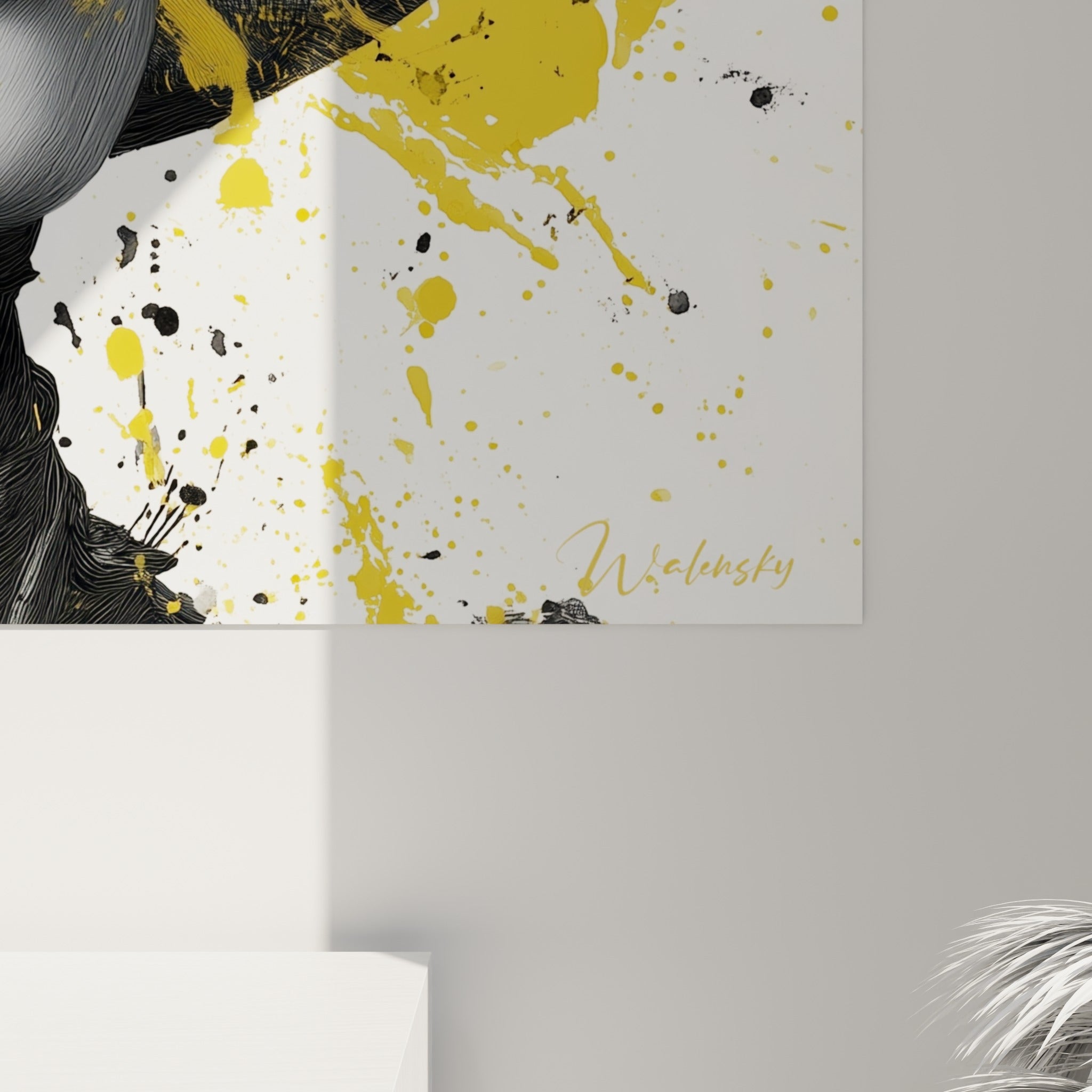 Détail des éclaboussures jaunes et noires sur le grain de l'impression, texture fine du trait crayonné visible de près