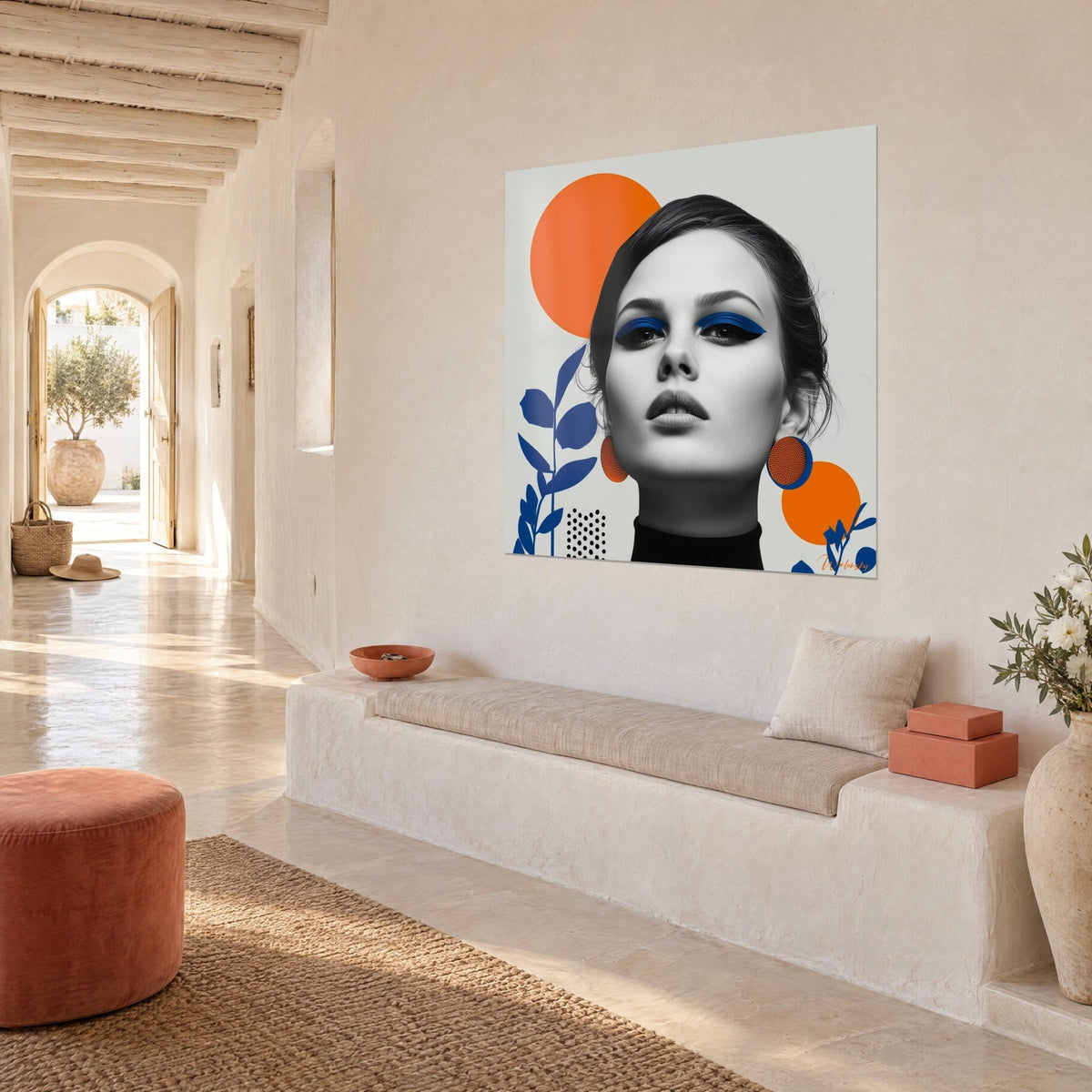 Tableau portrait en noir et blanc, paupières cobalt, boucles d'oreilles orange, branches bleues, sur un mur blanc de couloir méditerranéen