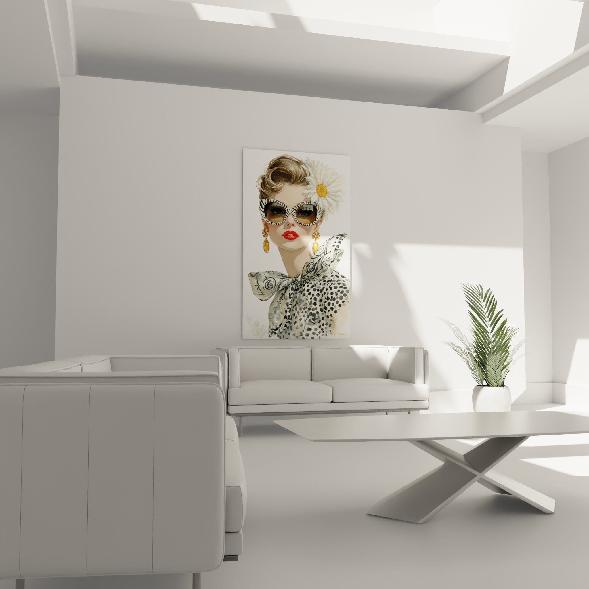 Visage féminin encadré de lunettes zébrées et boucles dorées, au-dessus d'un canapé dans un salon lumineux