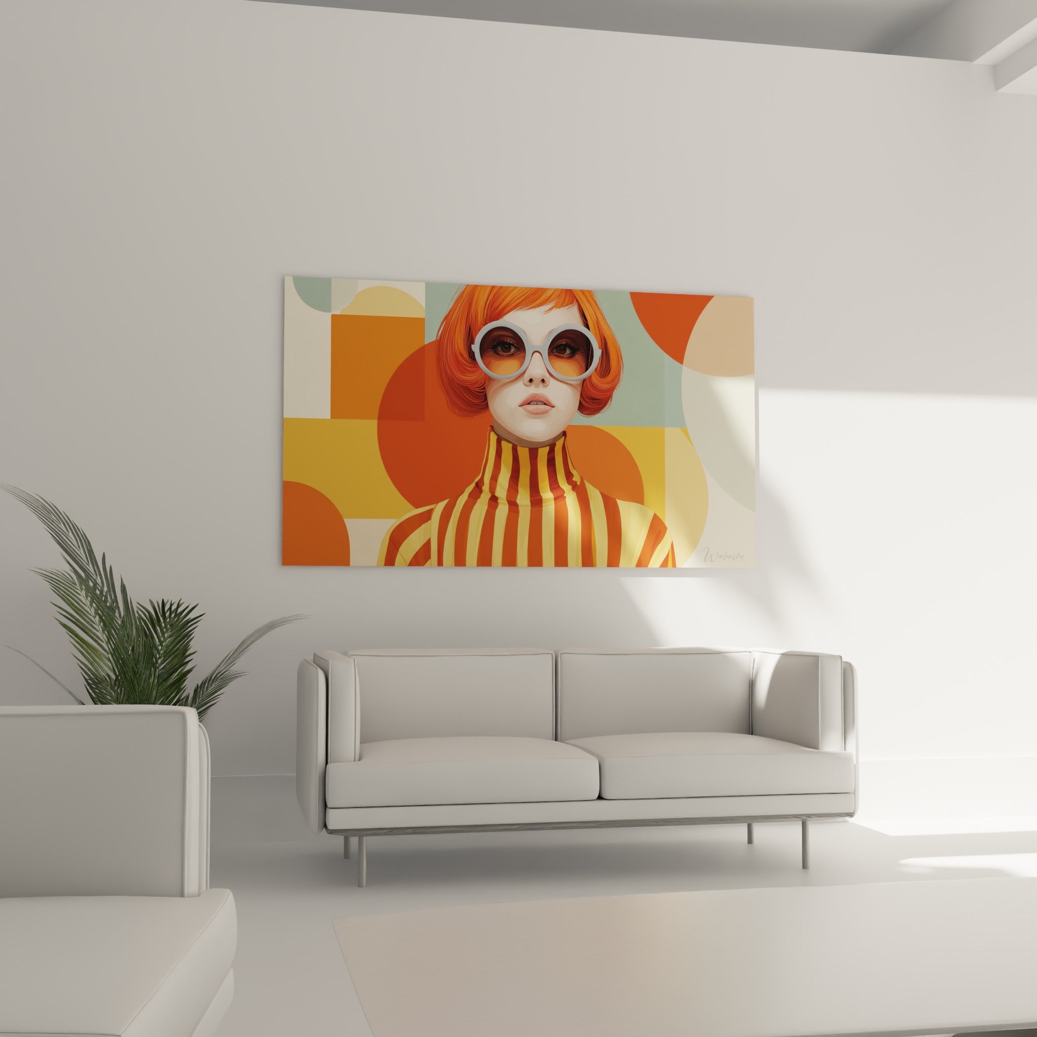 Visage encadré de cheveux orange vif et lunettes bleu pastel, suspendu au-dessus d'un canapé dans un salon lumineux
