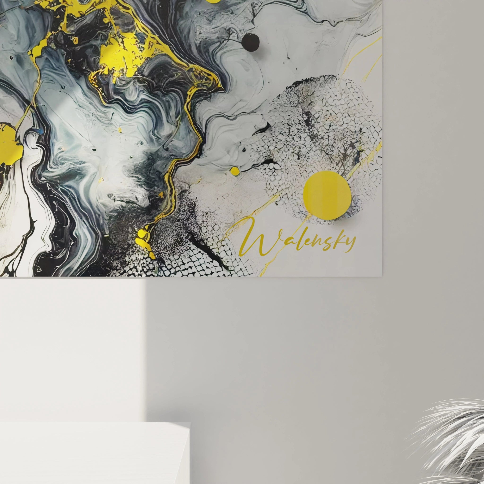 Vue de près, ce tableau style epoxy révèle des textures fascinantes et des éclats de jaune dynamique qui se mêlent aux noirs profonds, capturant l’essence de l’énergie et du chaos dans chaque détail.