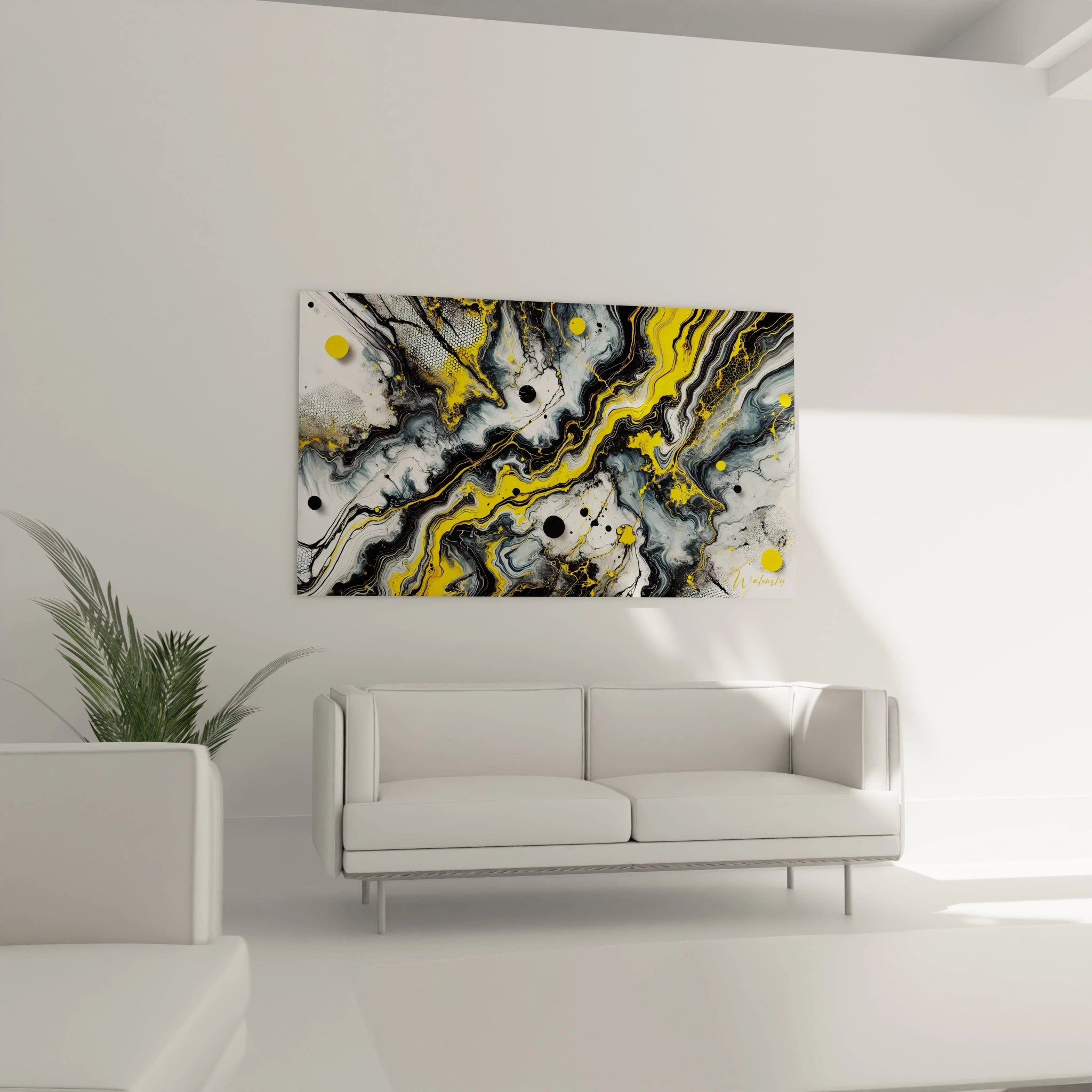 Le tableau style epoxy suspendu au-dessus du canapé apporte une touche moderne et énergique. Le jaune vif contraste avec le noir et le blanc, créant une atmosphère vivante et élégante.